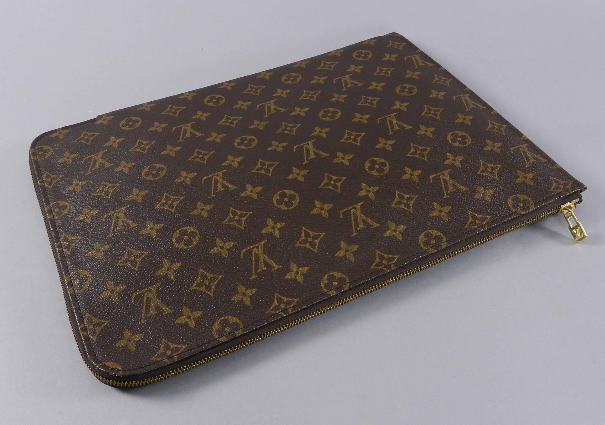 Louis Vuitton monogram poche documents portfolio. Measures 15.5 x 11.25 x 1” Excellent pre-owned condition. Date stamp TH 0952.

We ship worldwide.
