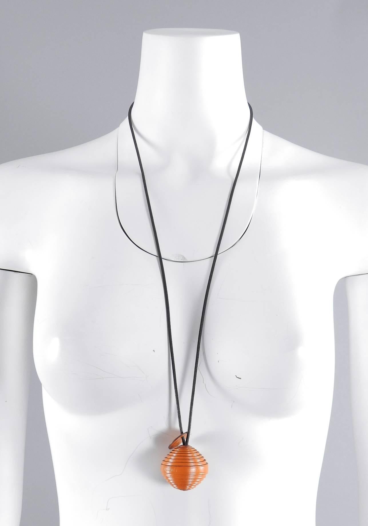  Hermès Collier de boules Jojoba en cuir enveloppé Pour femmes 