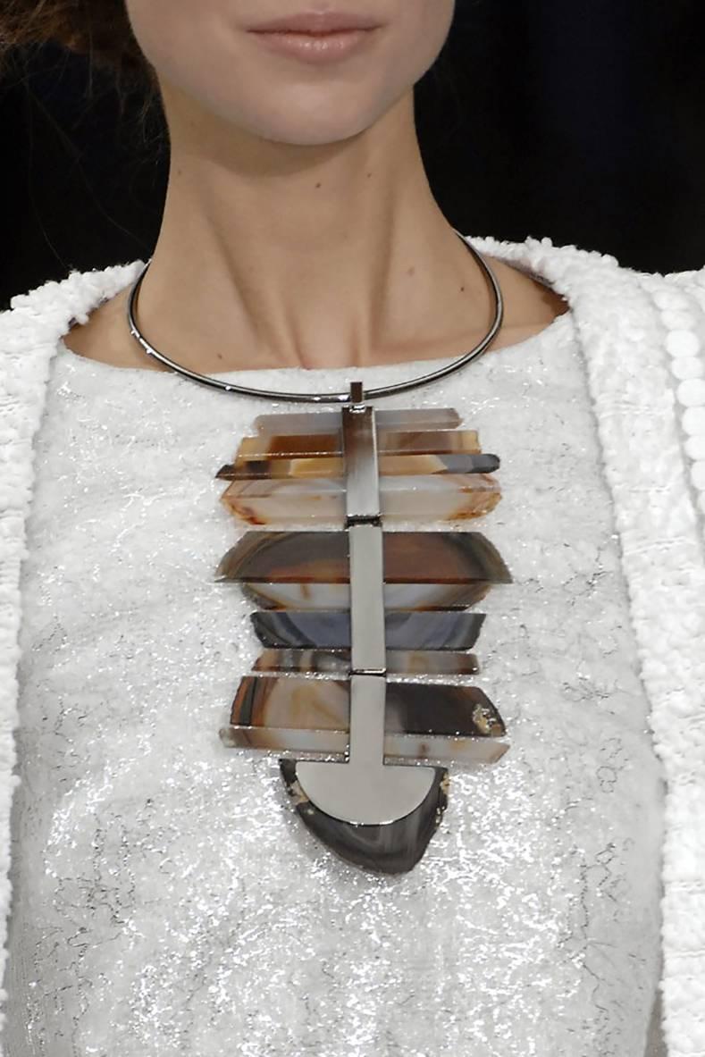 Chanel 2009 spring runway collection large agate necklace.  Bold Modernist design with silver tone metal. Excellent condition - comes with original box. Pendant measures 7.5 x 4.75". 

We ship worldwide.