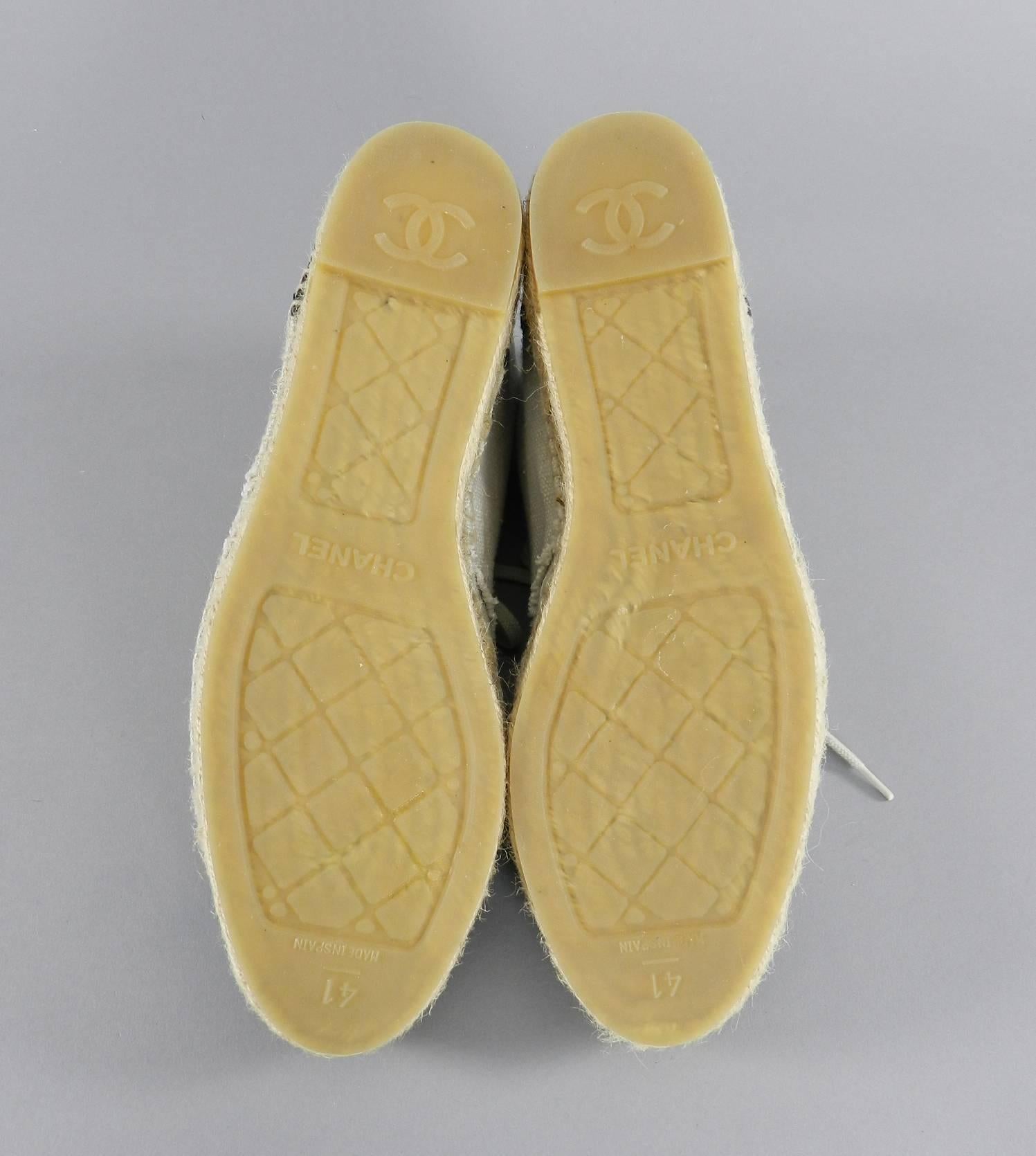 Chanel 15c High Top Linen and Black Espadrilles In New Condition In Toronto, ON