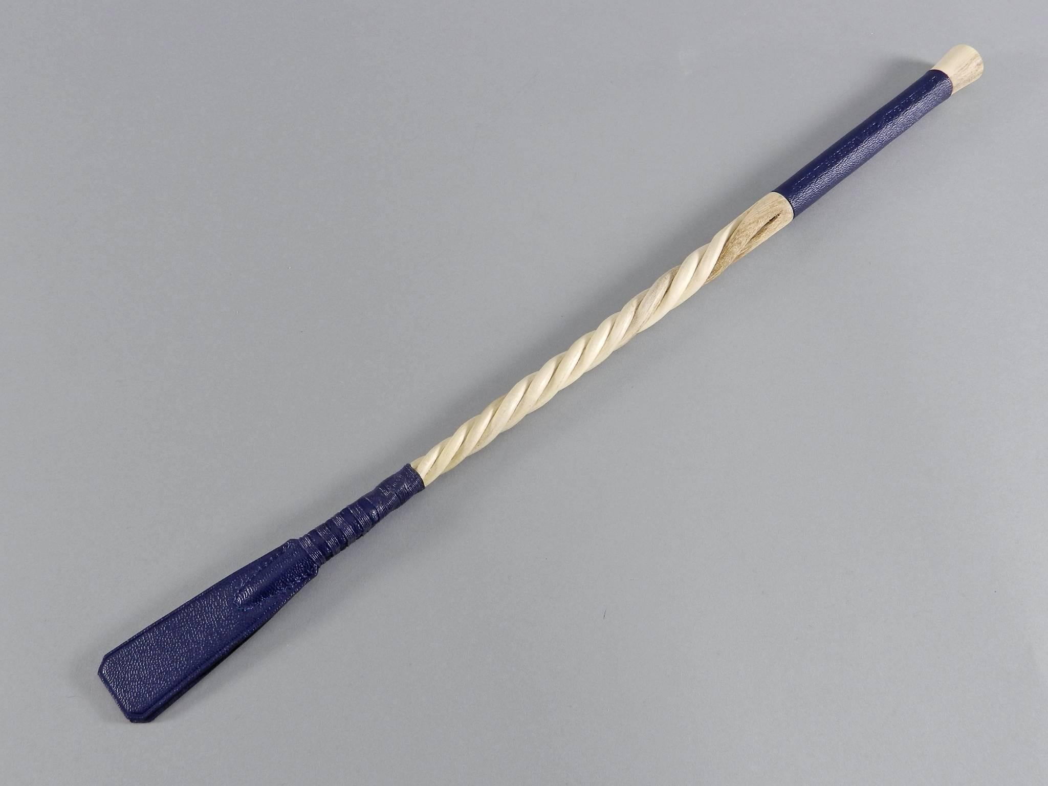 Hermes equestrian riding crop in navy leather. Marked 