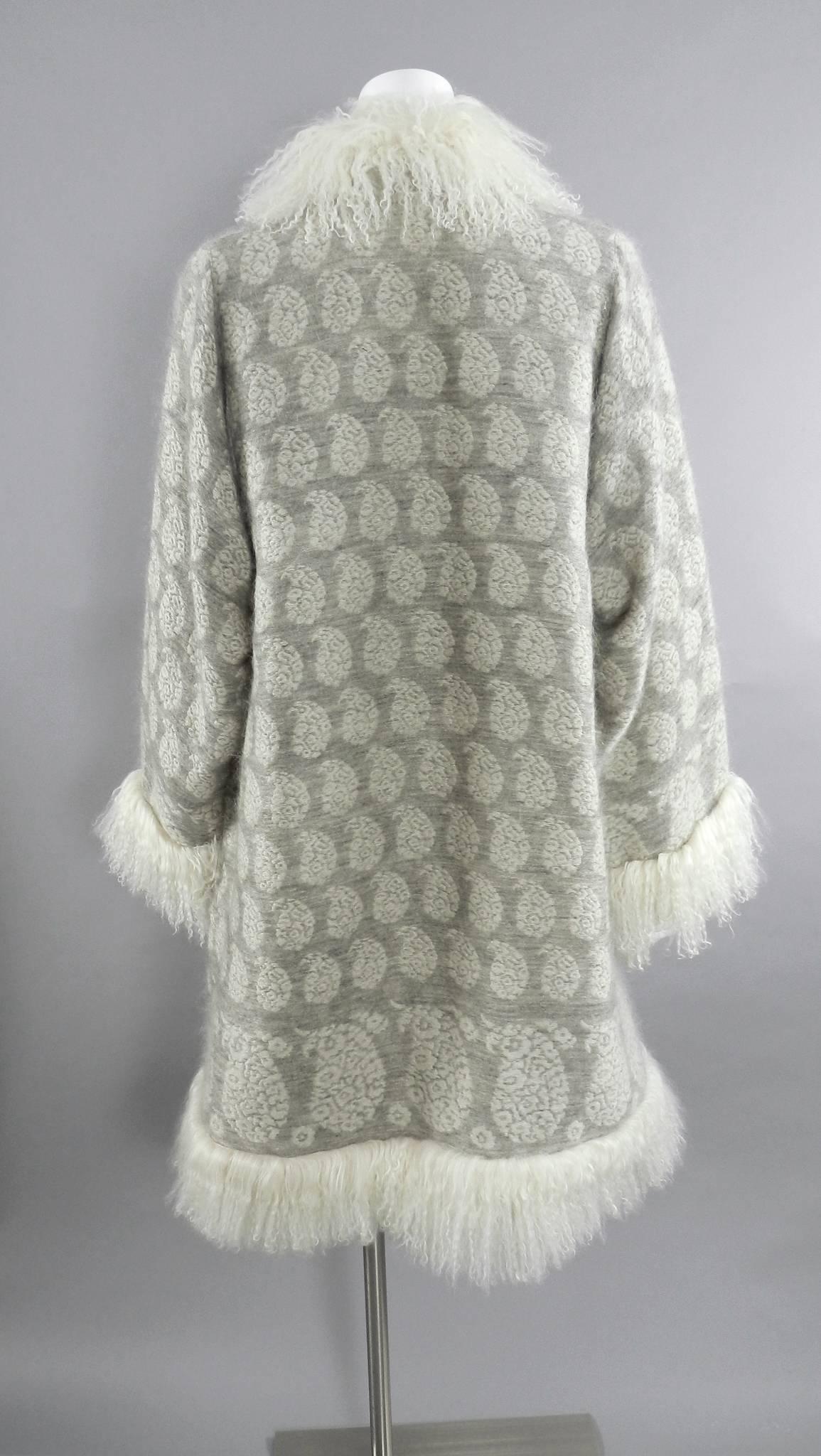 Pierre Balmain haute couture by Oscar de la renta light grey and ivory sweater coat. Numbered haute couture piece from the winter 2000 collection. Mohair blend grey and ivory paisley pattern, curly mongolian lamb fur trim, fastens with hook and eye