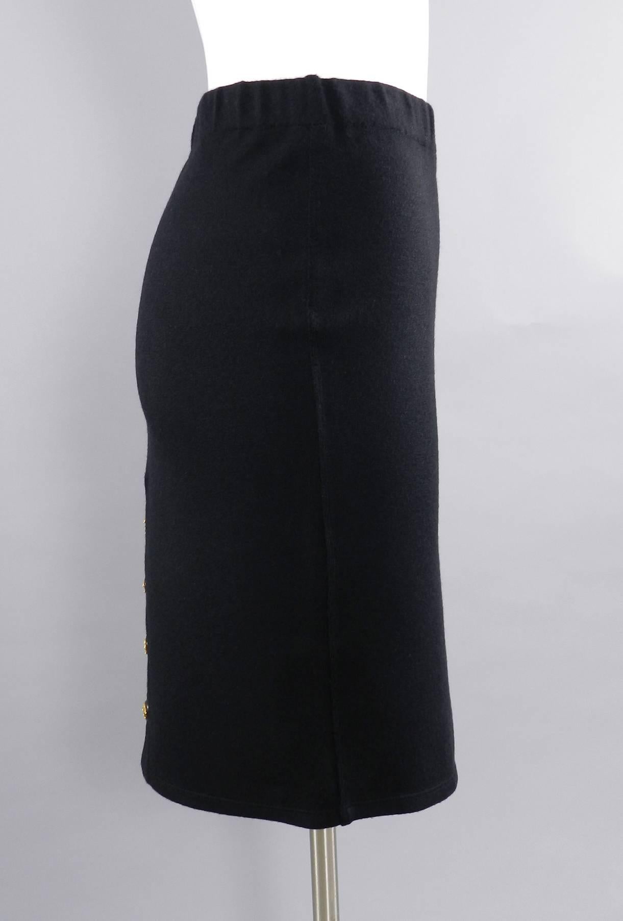 Chanel black knit jersey tube skirt with CC buttons In Excellent Condition In Toronto, ON