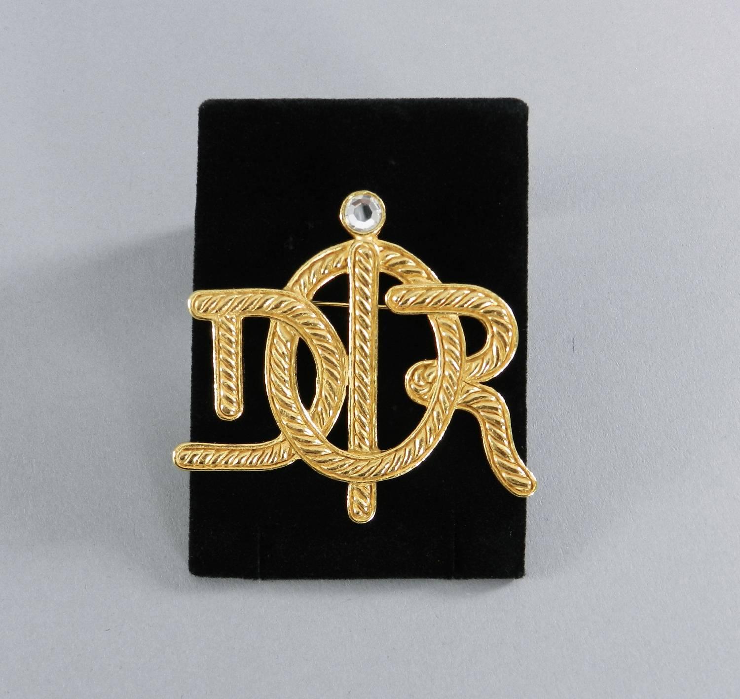 Vintage 1980's Christian Dior Monogramm Brosche. Goldfarbenes Metall mit Strasssteinen. Ausgezeichneter Zustand. Maße: 2,5 x 2,25