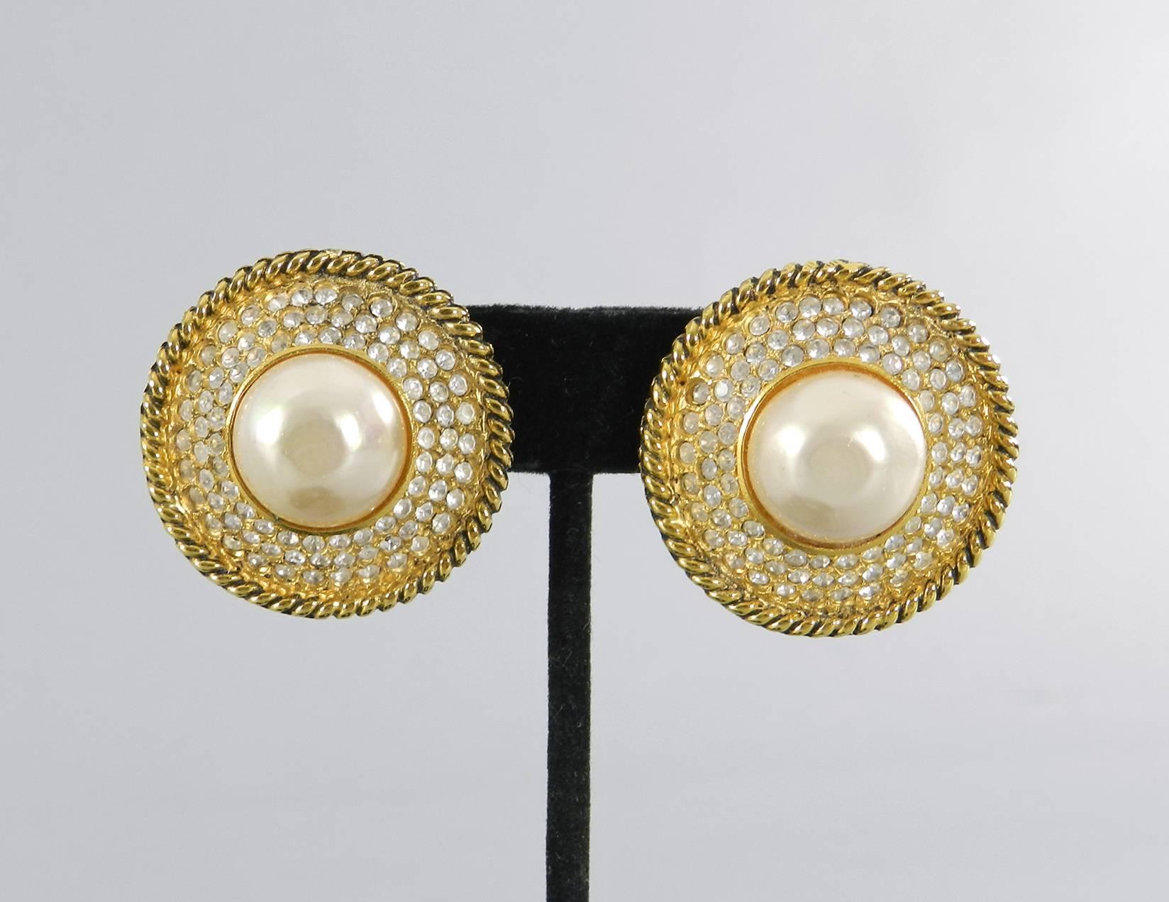 Vintage 1980's Chanel 100% authentic faux-pearl and rhinestone button clip on earrings. Excellent vintage condition. Clips work well and each earring measures about 1.25" across.

We ship worldwide.