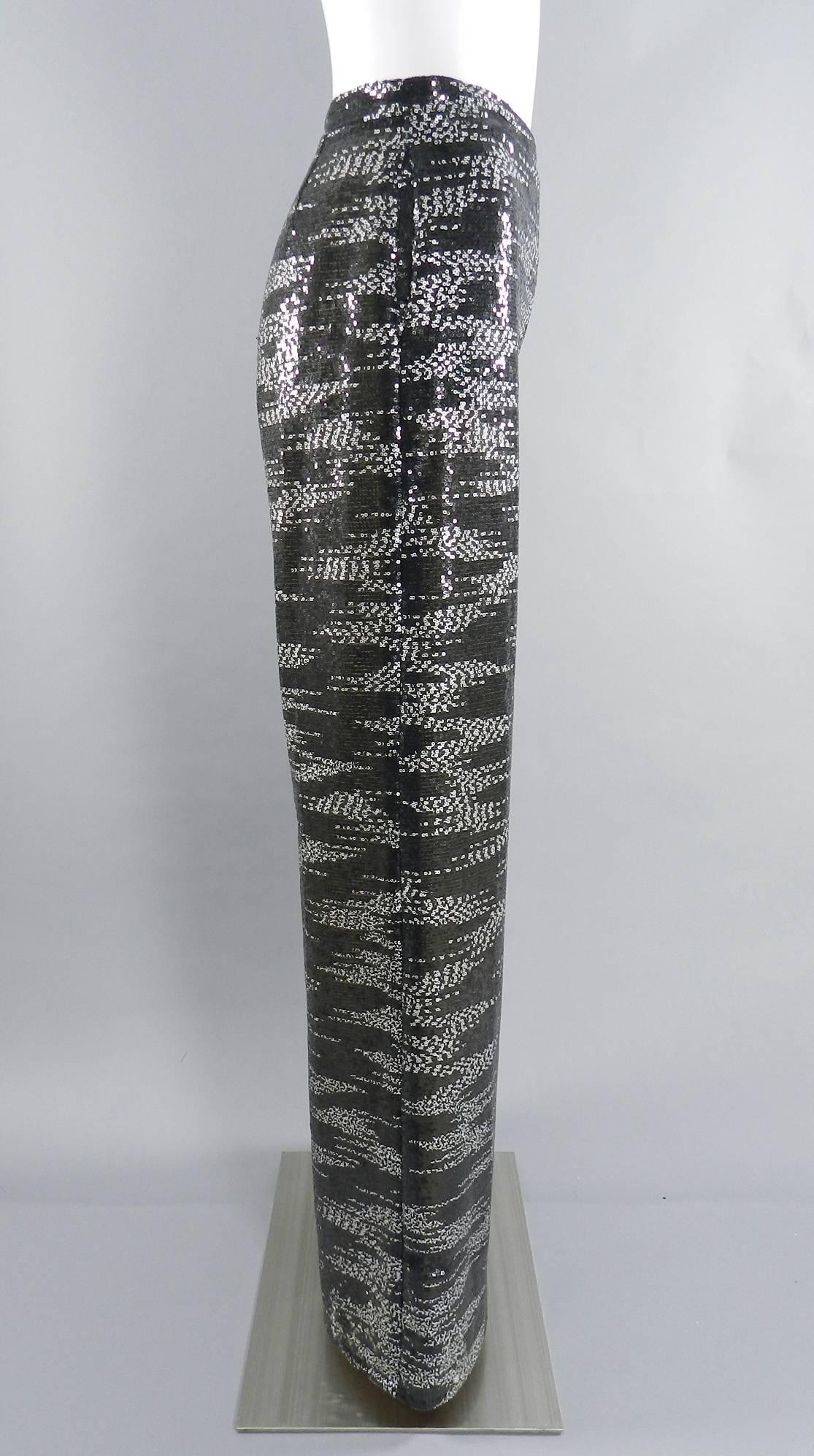 Chanel grey and white fully sequinned wide leg pants. 100% silk body with nude lining and lease sequins. Tagged size FR 36 (USA 4). Excellent condition.

Waist 27