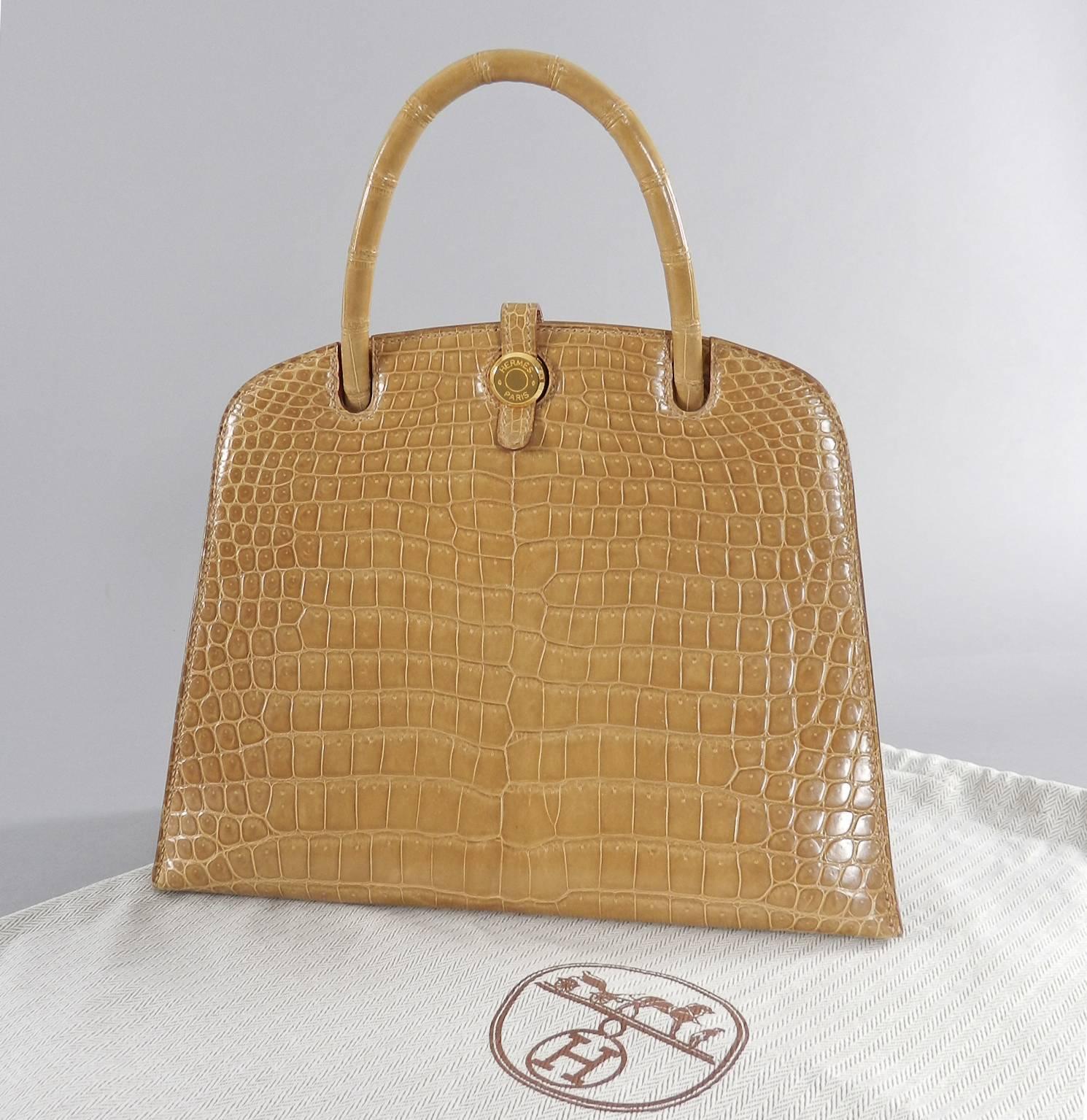 Hermes vintage 1998 beige crocodile dalvy 25cm bag.  Porosus crocodile marked with ^ symbol.  Date stamp B in square for 1998.  Excellent clean condition. Appears to have been stored and unused.  

We ship worldwide.