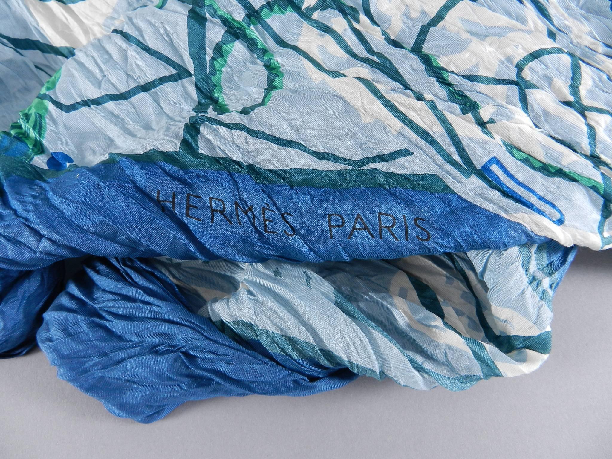 Hermes 140cm blue silk twill wrinkle shawl scarf In Excellent Condition In Toronto, ON