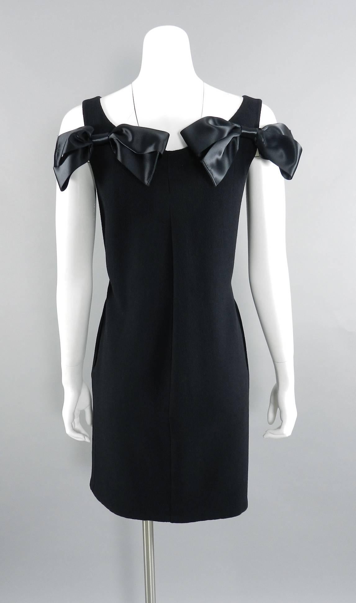 Oscar de la Renta Black Wool Cocktail Dress with Silk Satin Bows In Excellent Condition In Toronto, ON