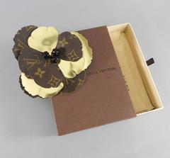 Louis Vuitton Frühjahr 2007 Laufsteg Große Monogramm Korsage-Blumenbrosche