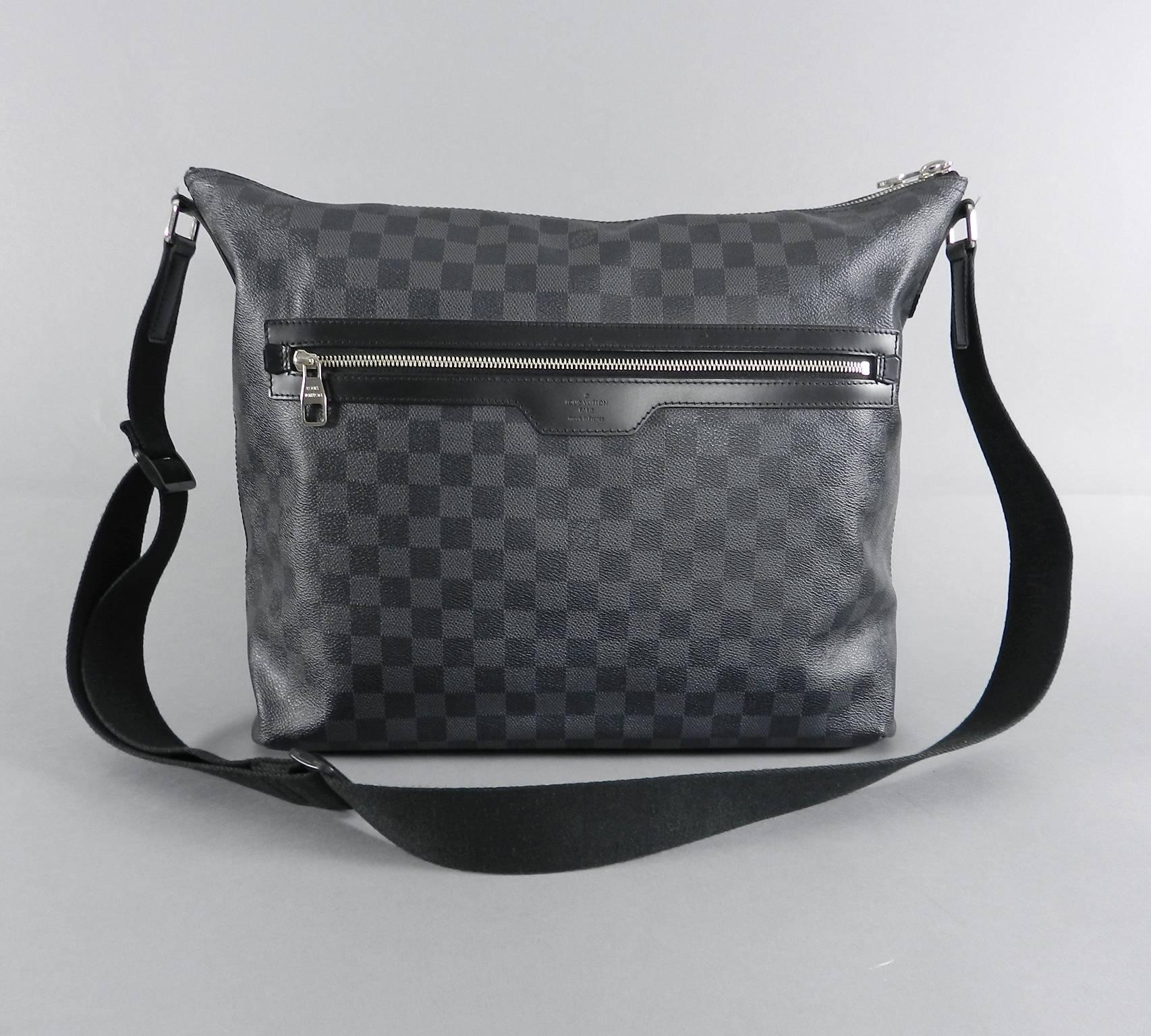 Louis Vuitton Damier graphite Mick GM messenger bag.  Excellent pre-owned - Clean interior and exterior. Corners are excellent with no wear. Includes duster. Date code SR2101 for production year 2011.  Body of bag measures about 15 x 13 x 5.5".