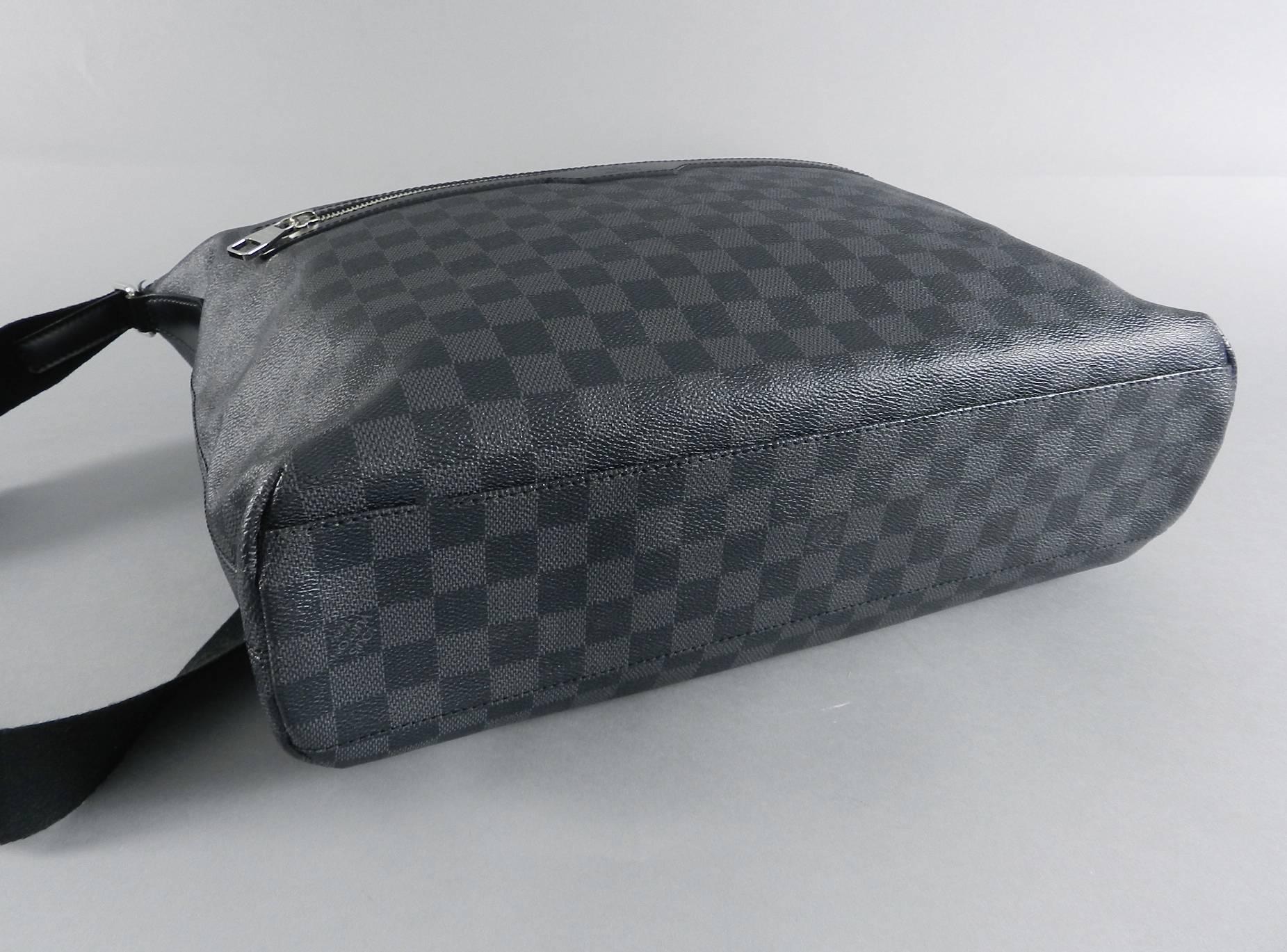Louis Vuitton Damier graphite Mick GM messenger bag In Excellent Condition In Toronto, ON
