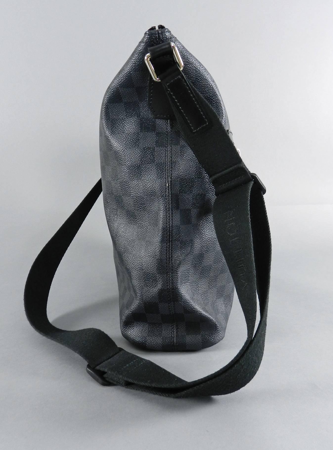 Louis Vuitton Damier graphite Mick GM messenger bag 3