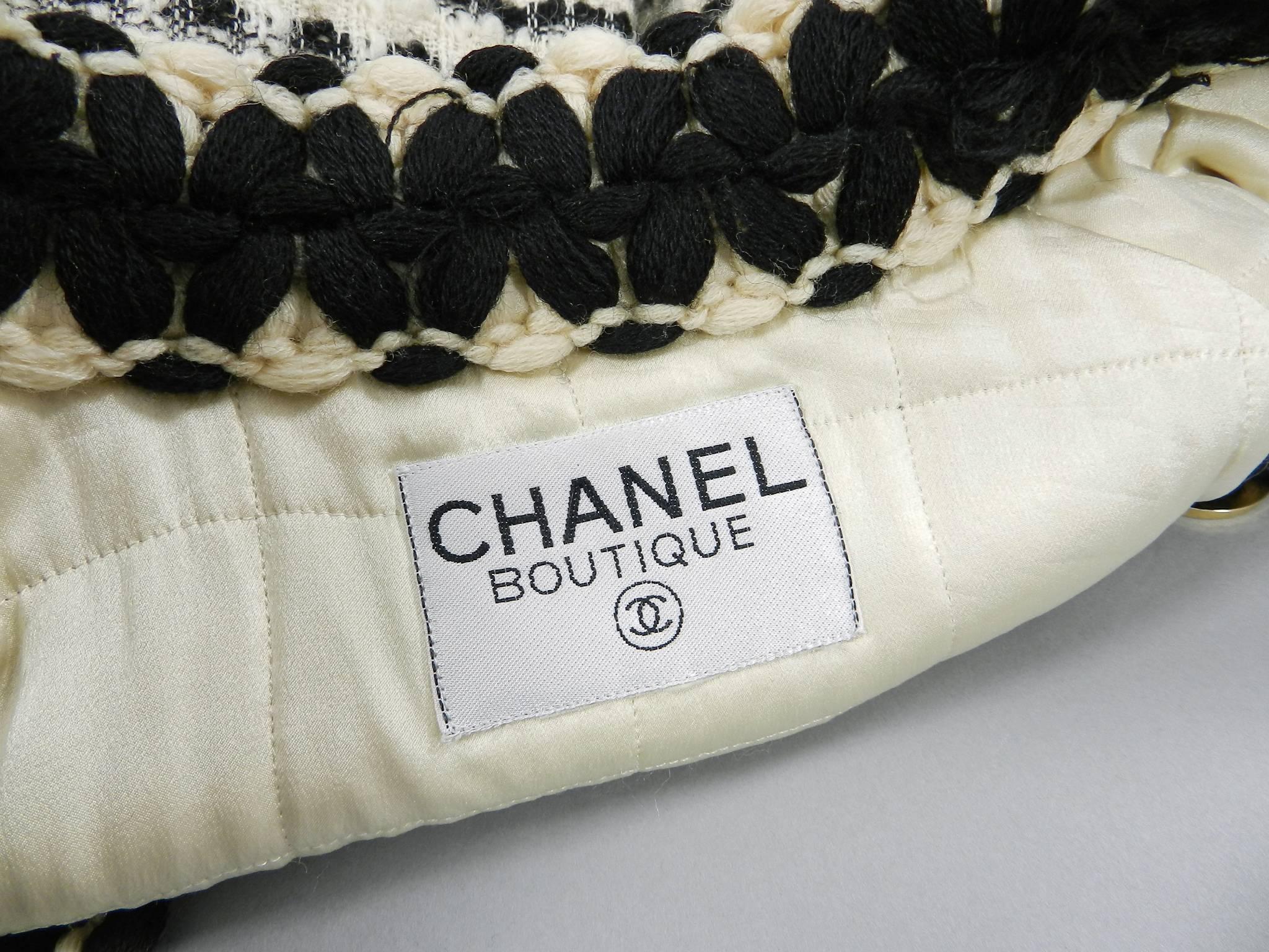 Chanel vintage 1980's Thick Tweed Ivory and Black CC logo Jacket 3