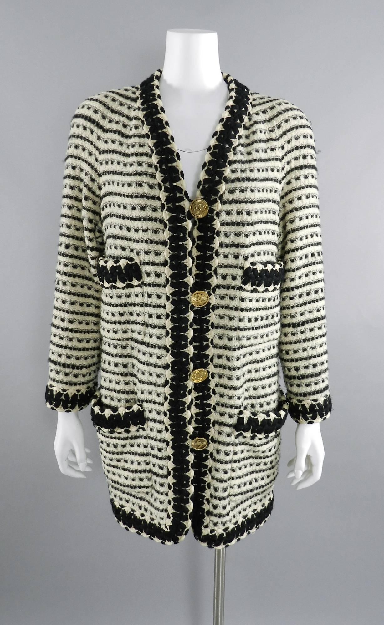 Chanel vintage 1980's Thick Tweed Ivory and Black CC logo Jacket 5