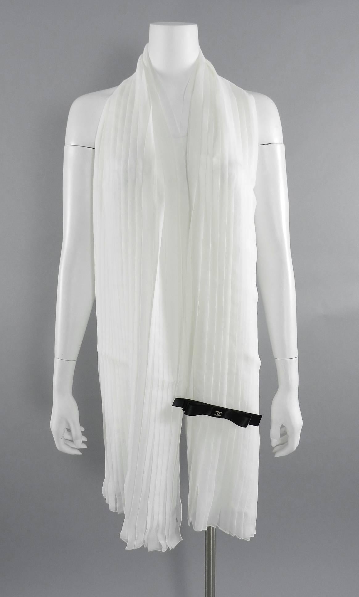 CHANEL sheer white silk pleated long scarf with Black satin Bow.  100% silk. 80" x 14". Excellent clean pre-owned condiiton - like new.

We ship worldwide.