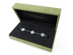 Pulsera Vintage Alhambra de Van Cleef & Arpels, con 5 motivos, en oro blanco de 18 quilates y nácar