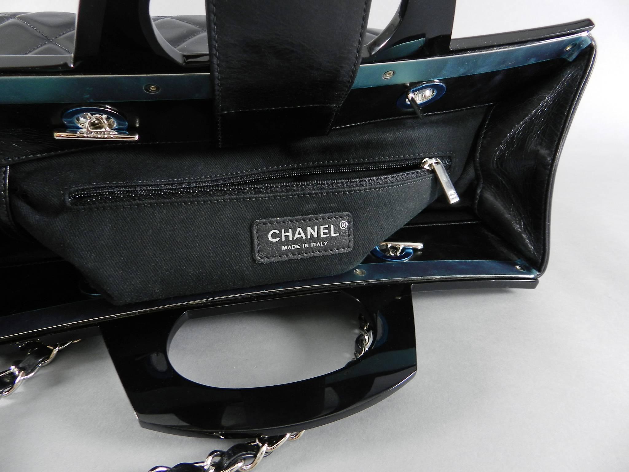 Chanel 15B Small Glazed Black CC delivery tote In Excellent Condition In Toronto, ON