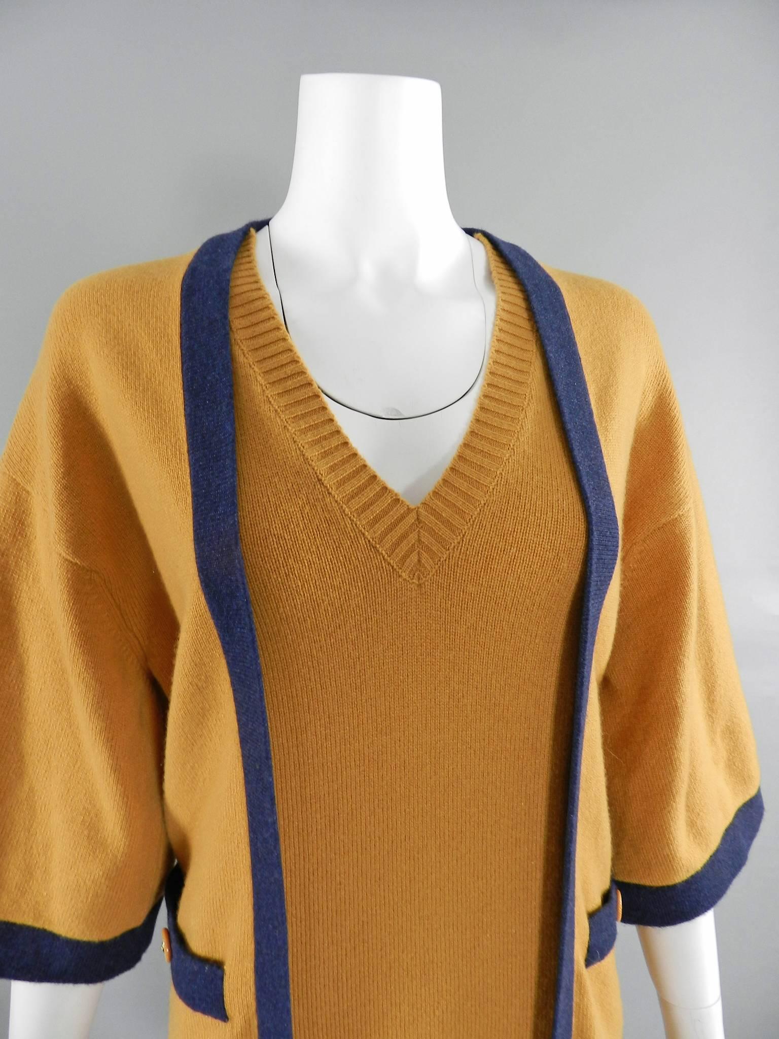 Chanel mustard and navy V-neck Cashmere sweater In Excellent Condition In Toronto, ON