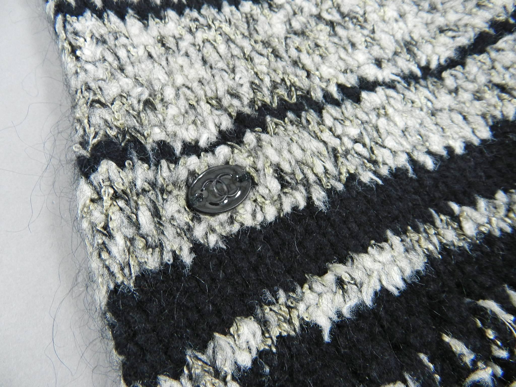 Chanel 10A Black and White Long Knit Fringed Scarf In Excellent Condition In Toronto, ON