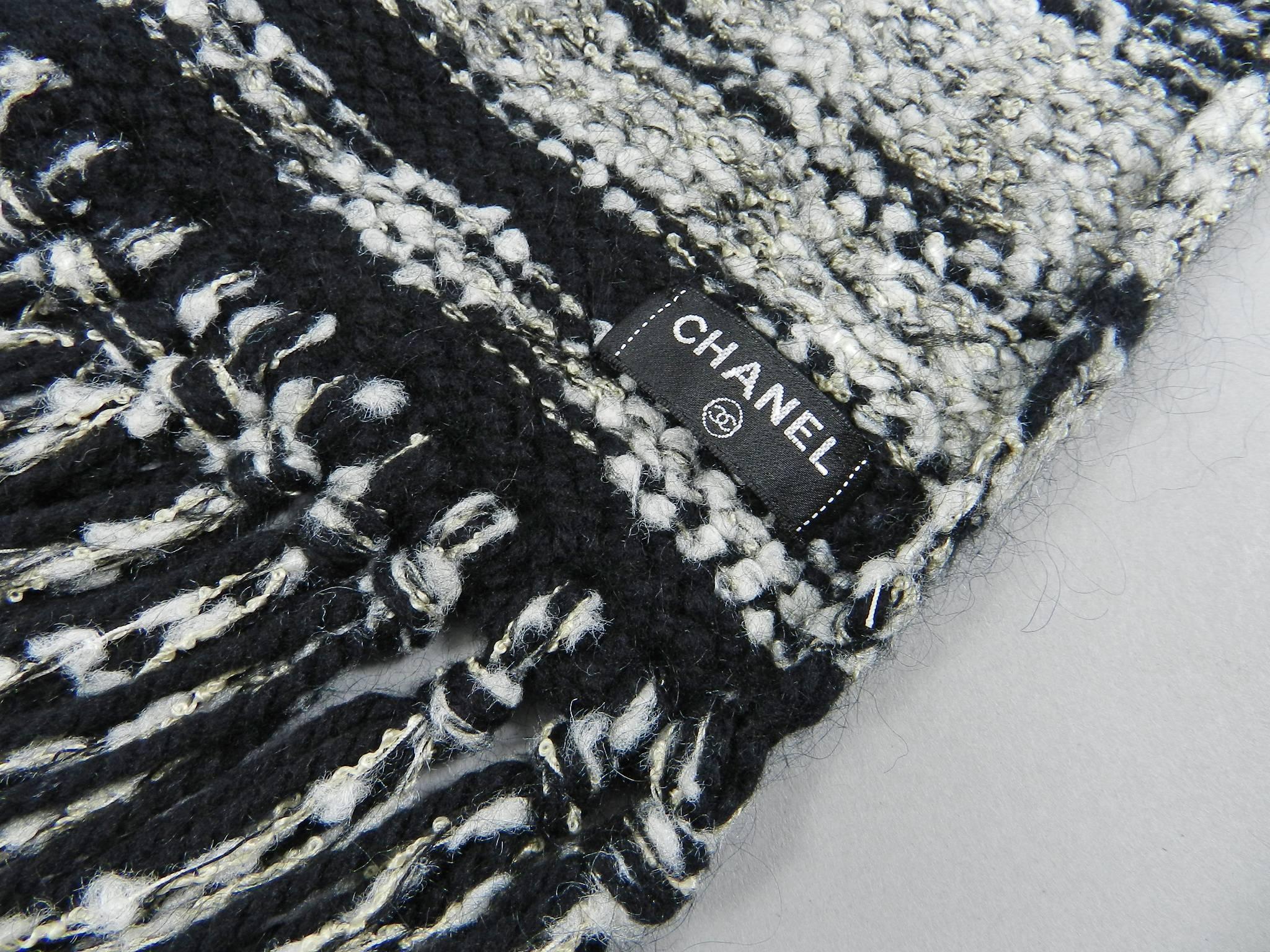 Women's or Men's Chanel 10A Black and White Long Knit Fringed Scarf