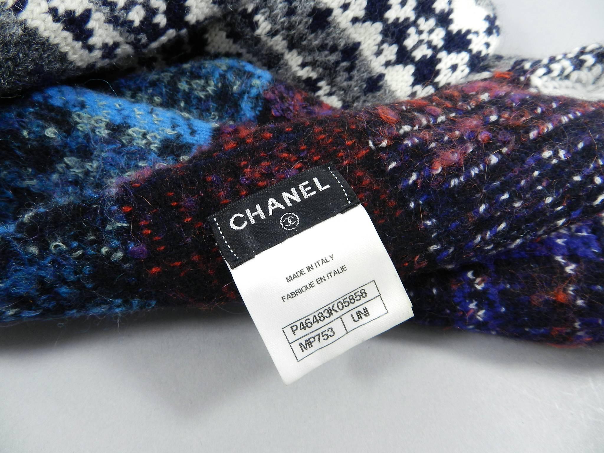 Chanel 13P Edinburgh Long Navy Patterned Scarf  In Excellent Condition In Toronto, ON