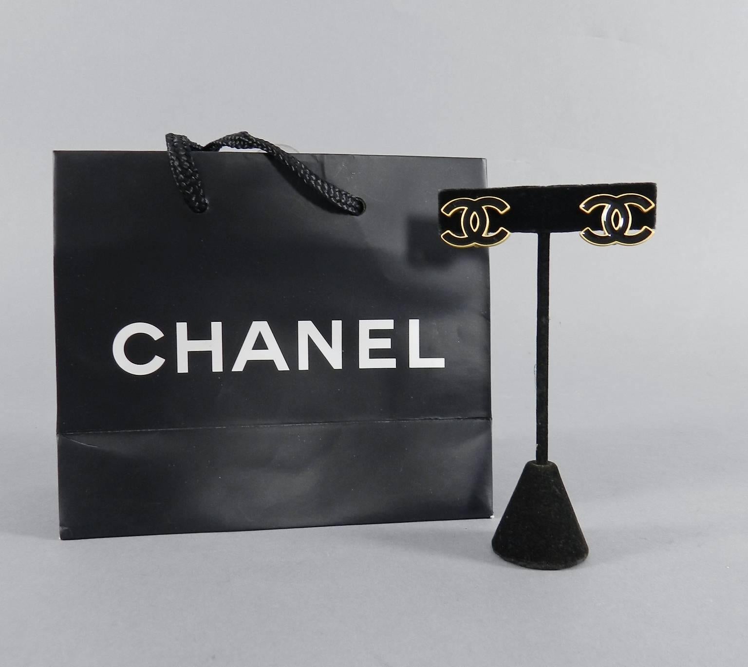 Chanel black enamel and matte gold CC logo clip earrings In Excellent Condition In Toronto, ON