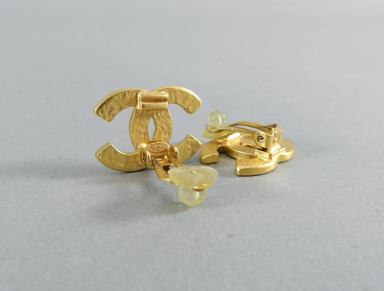 Chanel black enamel and matte gold CC logo clip earrings 2