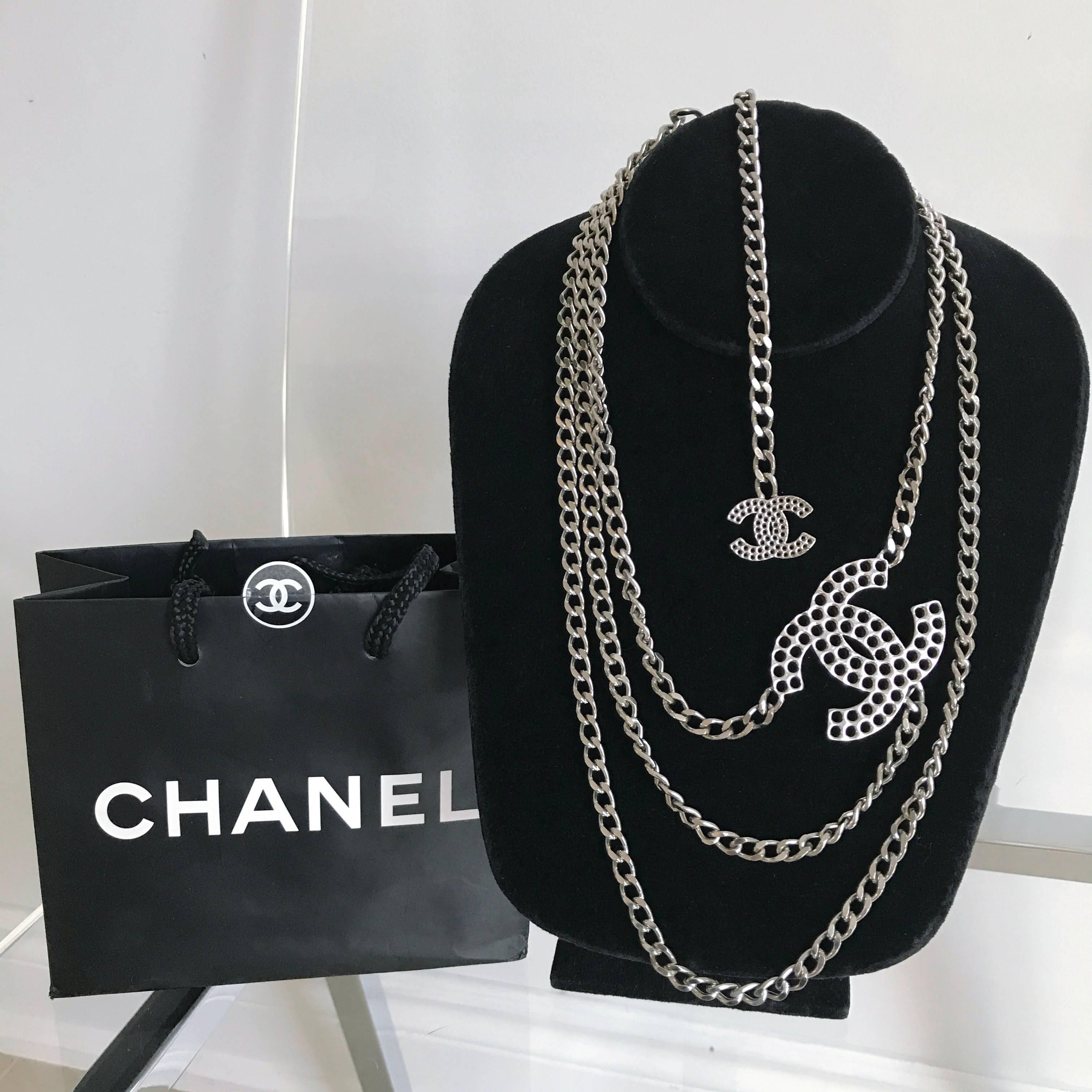 Chanel 03P silvertone metal chain belt with perforated CC logo.  Hooks anywhere along the 45" total length chain. Largest CC measures approximately 1.75" x 1-3.8".  Excellent pre-owned condition.

We ship worldwide.