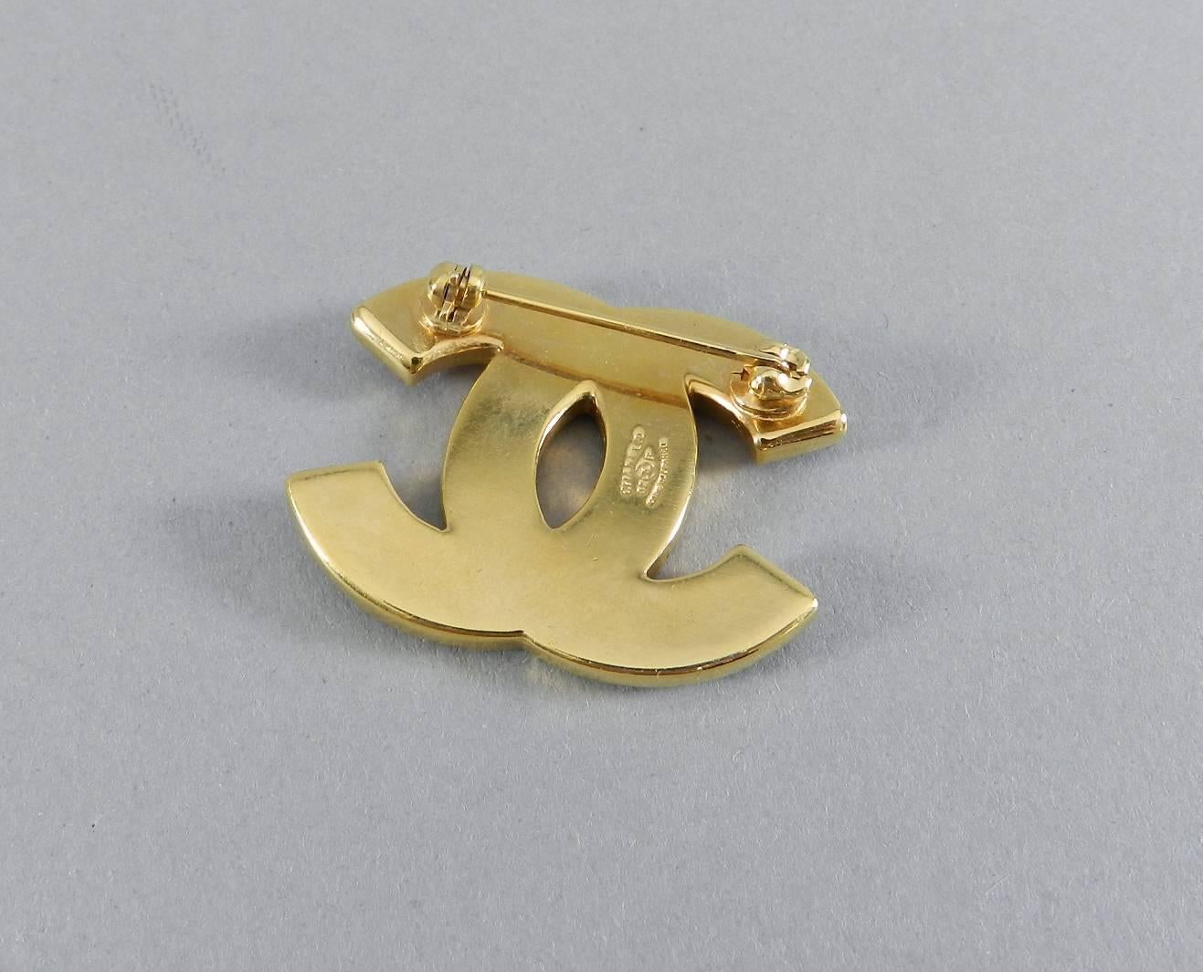 Chanel pink and gold CC logo Brooch Pin In Excellent Condition In Toronto, ON