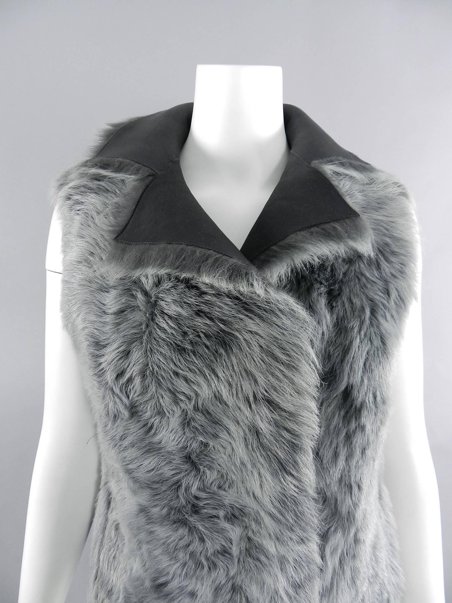 Akris Punto Grey Reversible Lambskin Shearling Fur Vest In Excellent Condition For Sale In Toronto, ON
