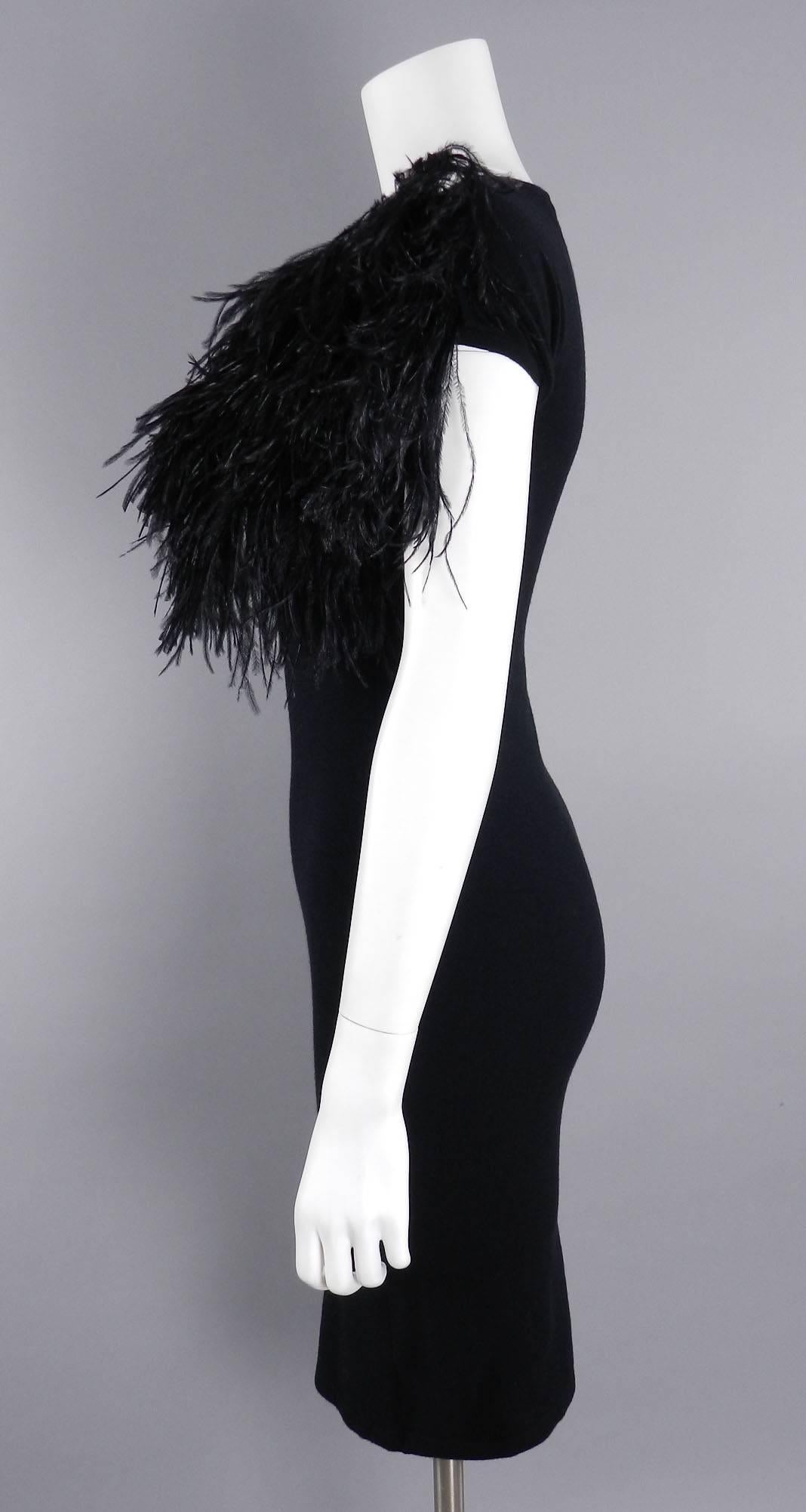 Giambattista Valli black stretch knit tube dress with ostrich feather trim. Excellent pre-owned condition. Tagged size IT 40 / XS (USA 2). 20% wool, 22 cashmere, 22 nylon, 21 silk, 5 ostrich, 2 elastin. 37