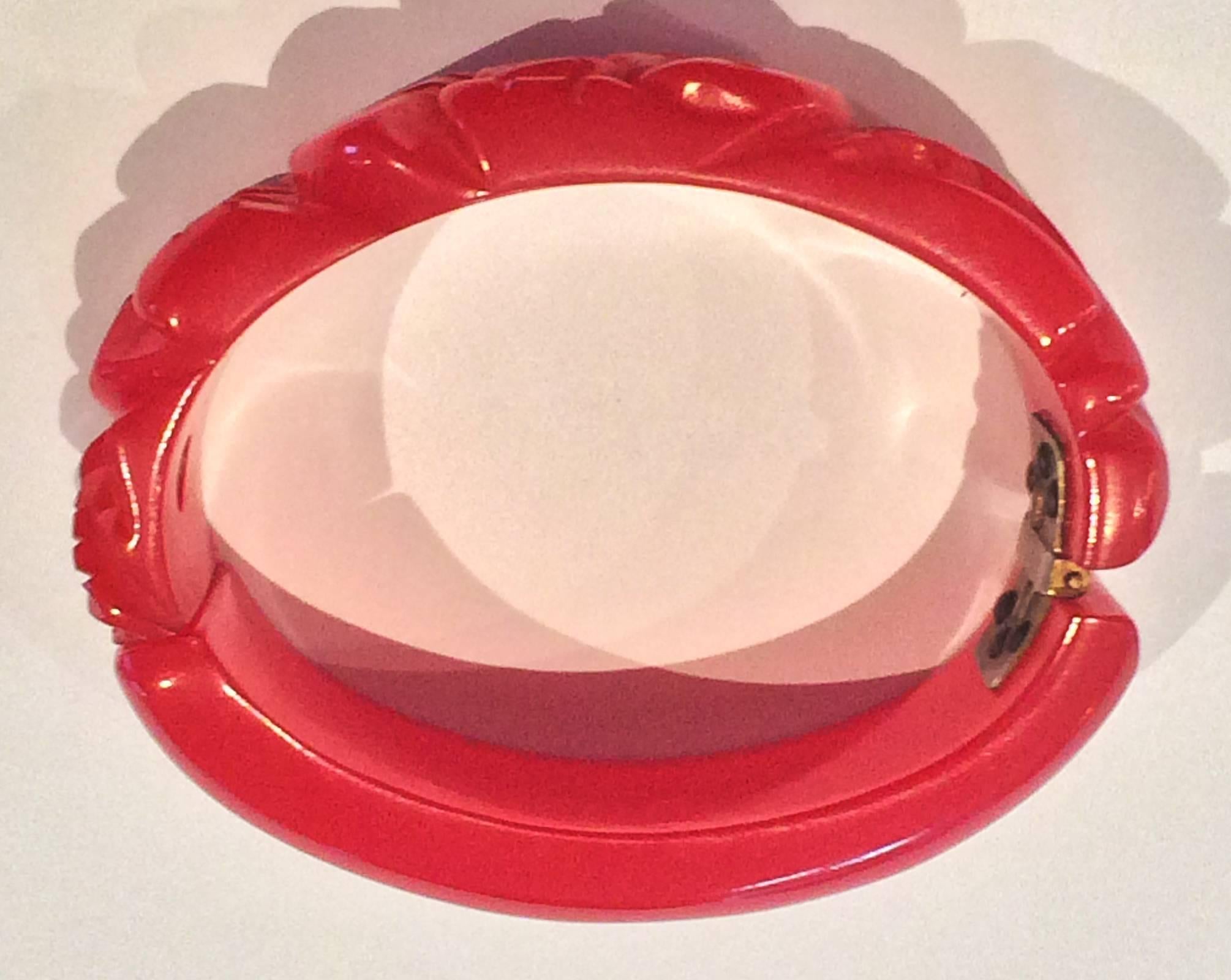 Art Deco Red Rose bakelite hinged bracelet clamper  In Excellent Condition In Daylesford, Victoria