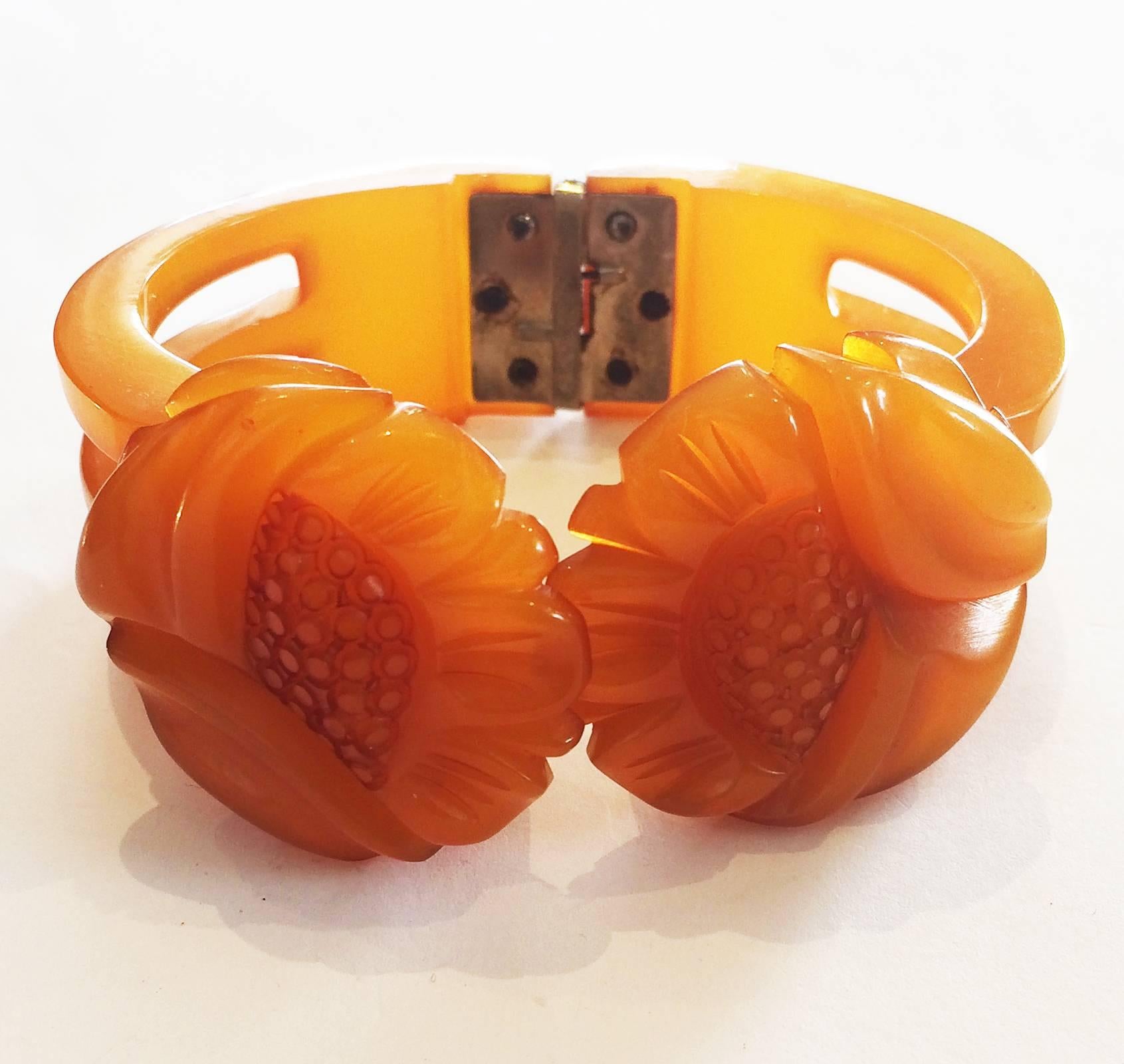 Art Deco Heavily carved translucent bakelite clamper hinged bangle bracelet In Excellent Condition In Daylesford, Victoria