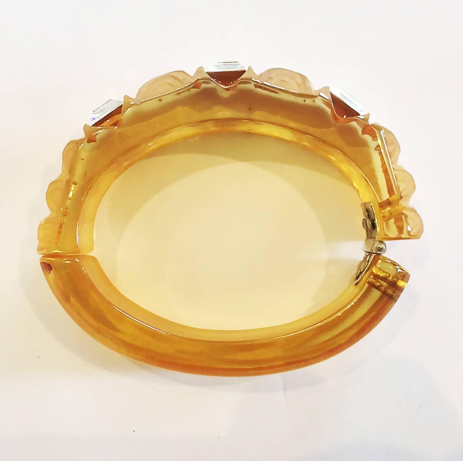 Art Deco Applejuice bakelite clamper hinged bracelet set with rhinestones In Excellent Condition In Daylesford, Victoria