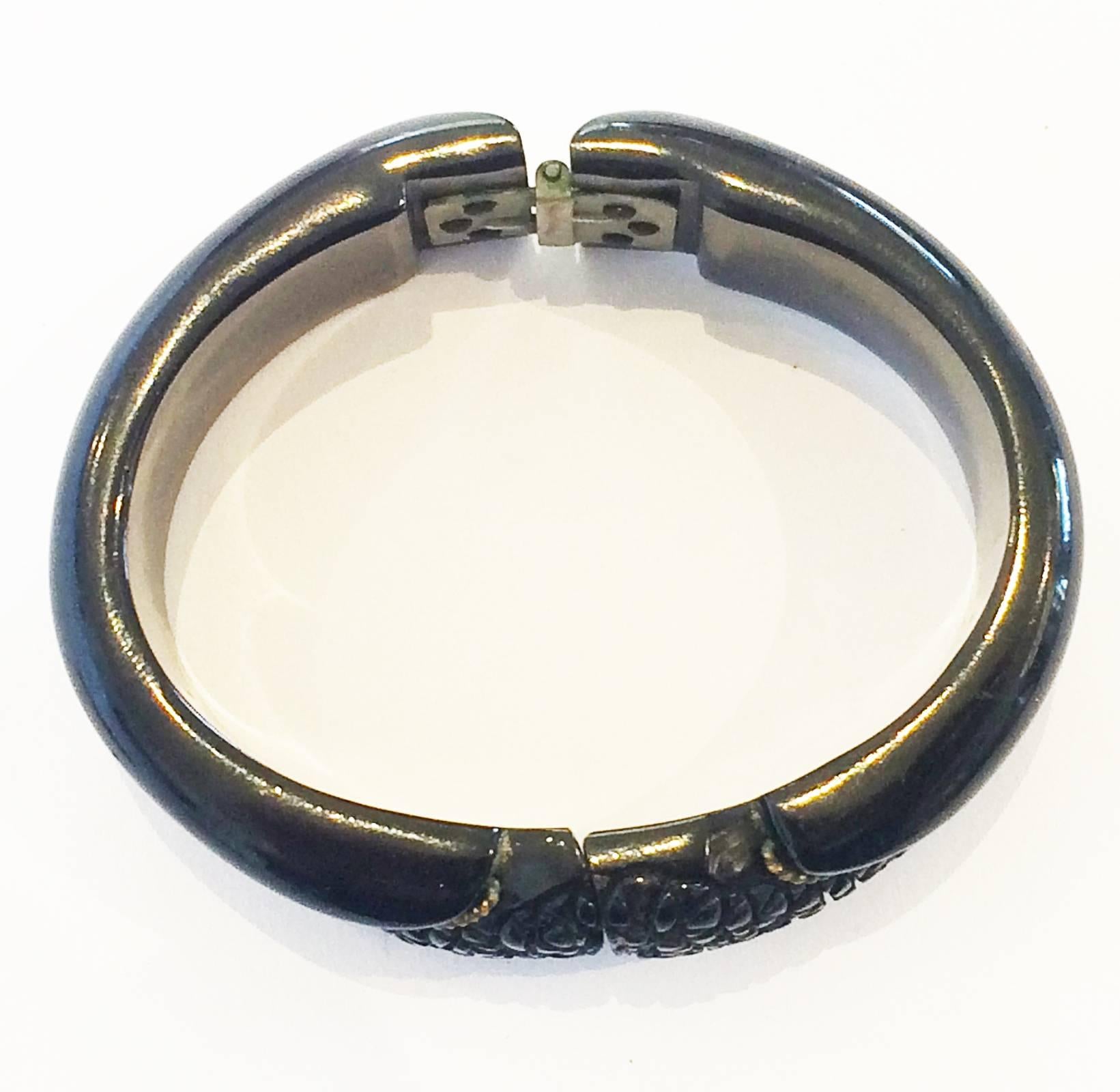 Art Deco heavily carved Licorice black hinged bakelite clamper bracelet In Excellent Condition In Daylesford, Victoria