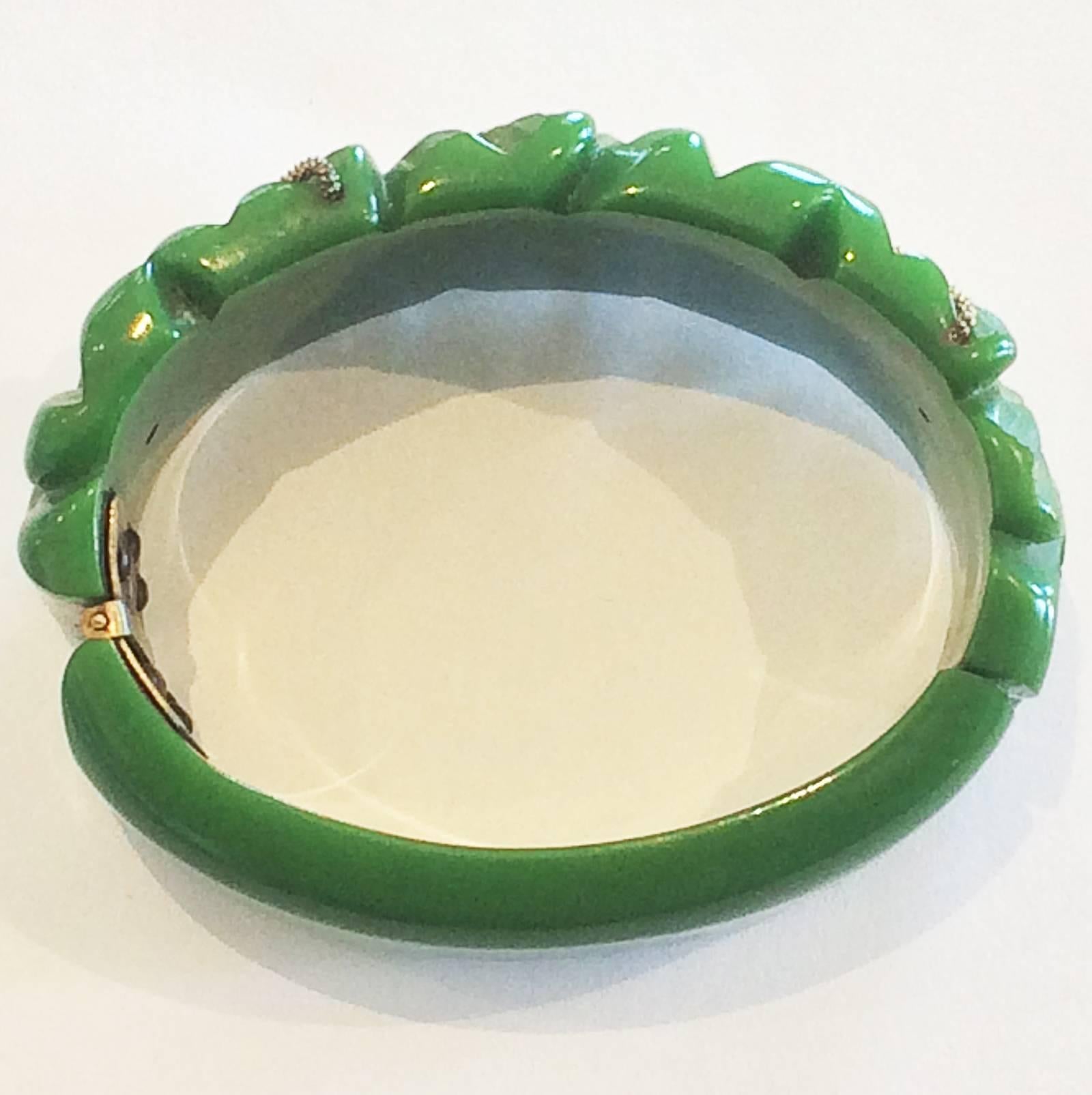 Rare Heavily carved green leaf bakelite hinged bakelite clamper bangle In Excellent Condition In Daylesford, Victoria