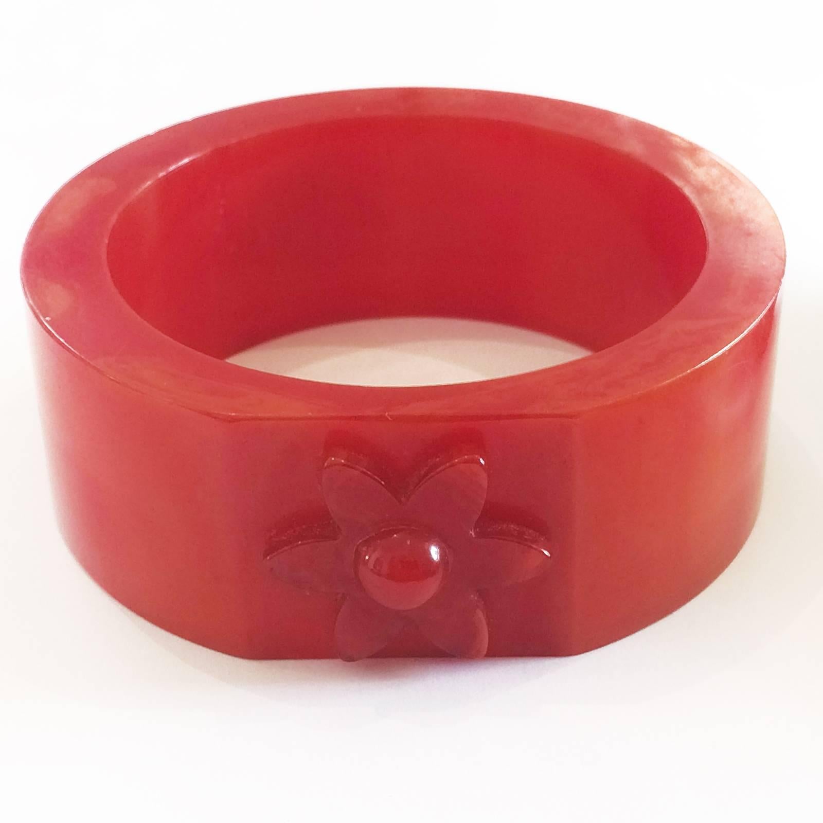 Art Deco heavy set Bangle in bright Marbled, Lipstick  Red coloured Bakelite, with raised, carved 6 pointed star, with hemi-sphere to centre. All in perfect condition, with no damage, repairs or losses at all to the bangle. One of the best you will