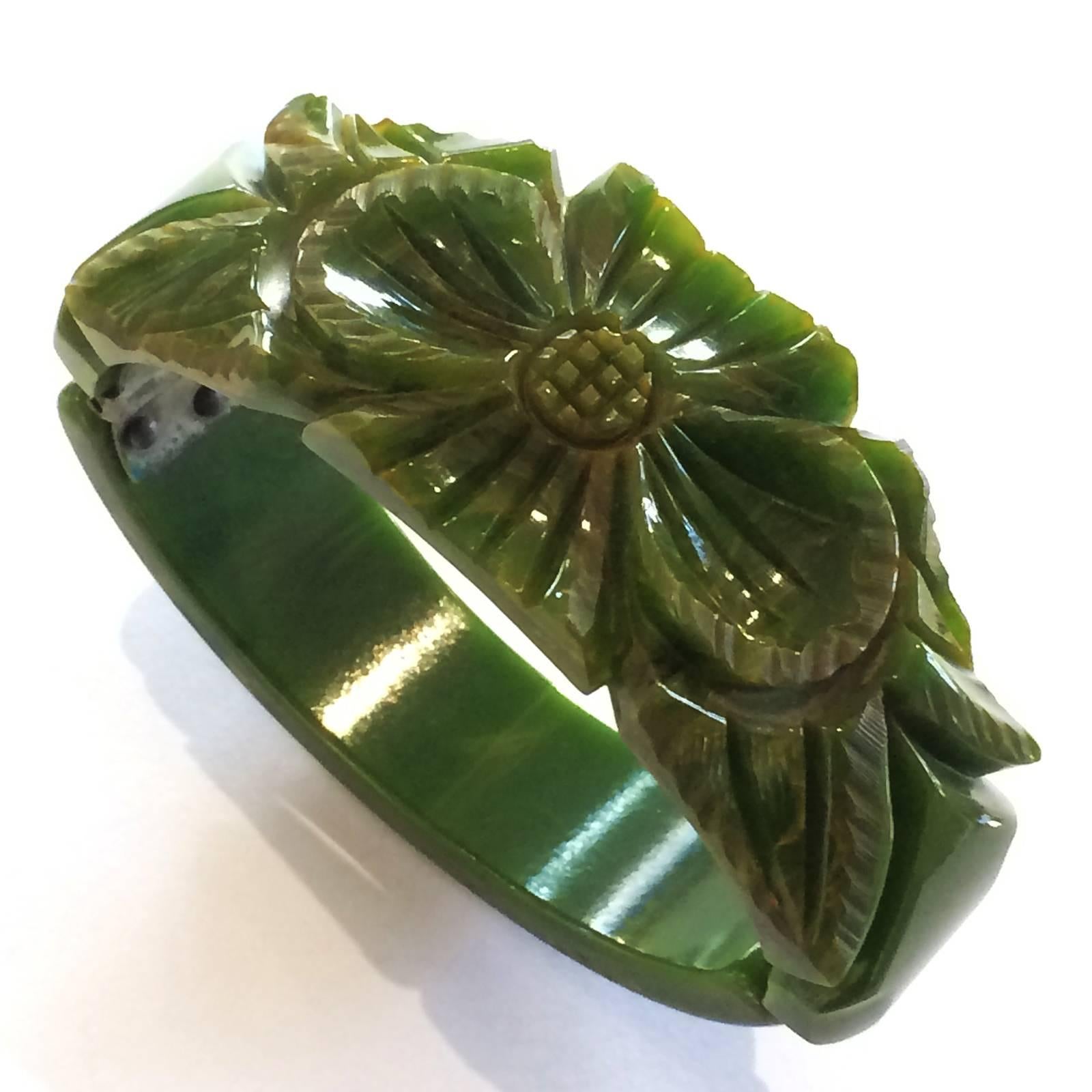 Art Deco Heavily carved bakelite Clamper hinged bracelet bangle In Excellent Condition In Daylesford, Victoria