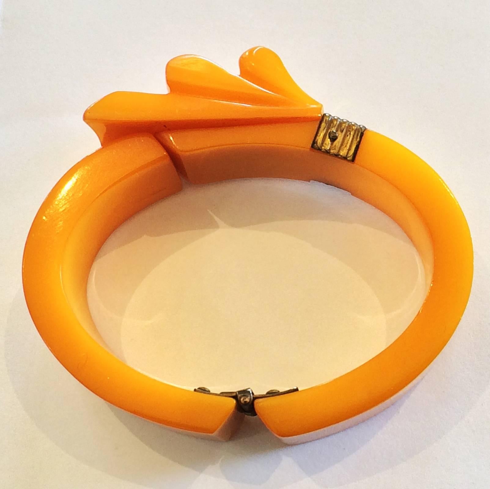 Art Deco Orange Bakelite ribbon clamper or hinged bangle In Excellent Condition In Daylesford, Victoria