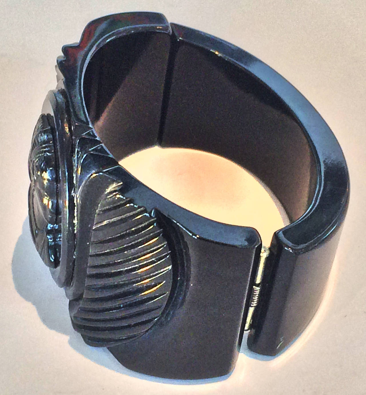 Art Deco black bakelite Cameo hinged clamper bangle bracelet In Excellent Condition In Daylesford, Victoria