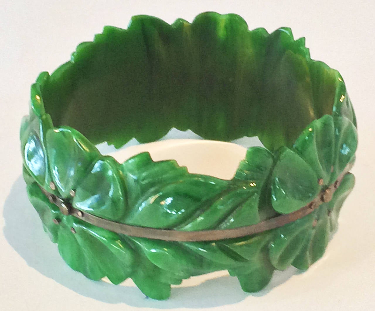 Art Deco carved spinach green bakelite bangle bracelet In Excellent Condition In Daylesford, Victoria