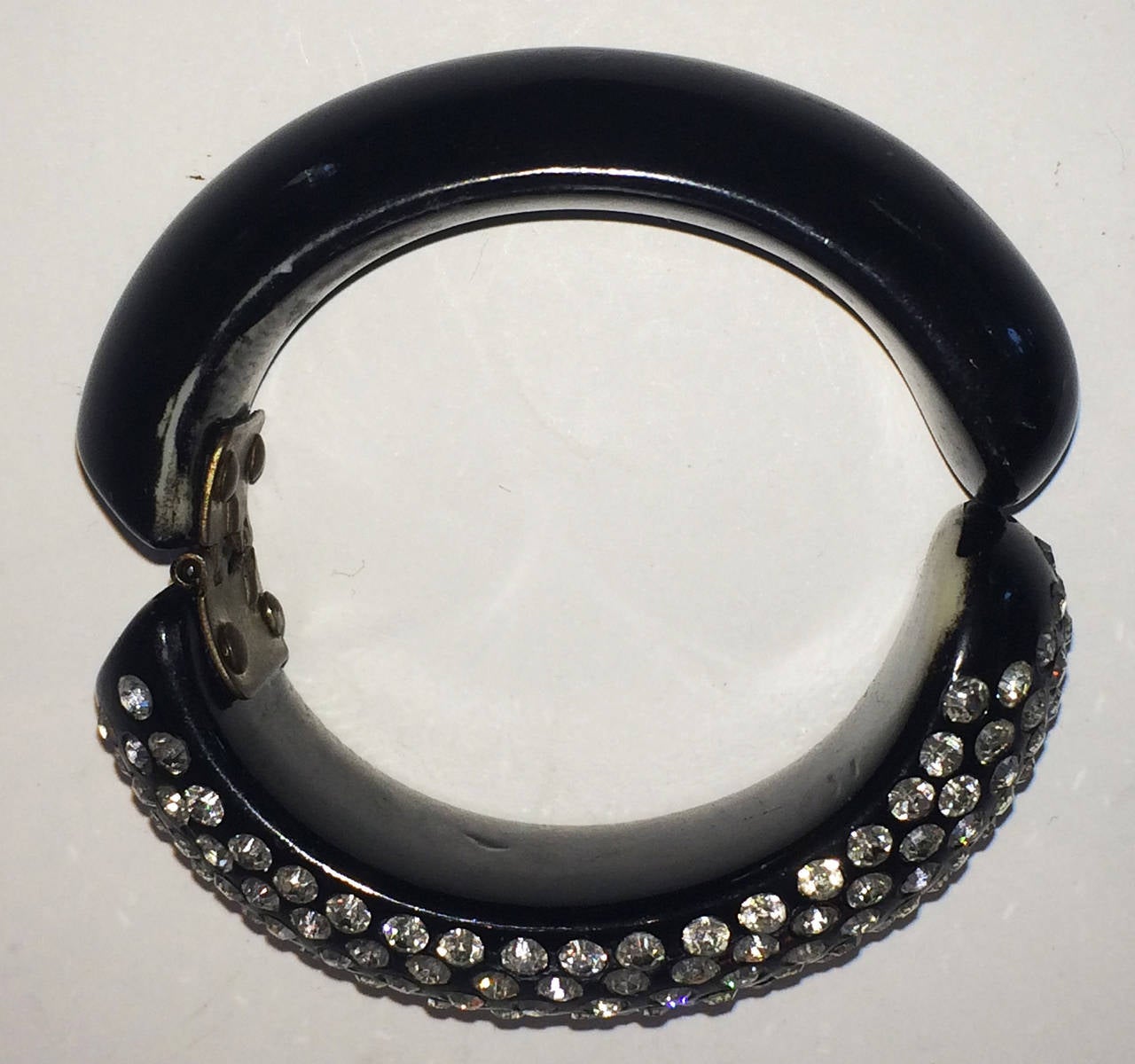 Art Deco Black bakelite and rhinestone hinged clamper bangle and earrings In Excellent Condition In Daylesford, Victoria