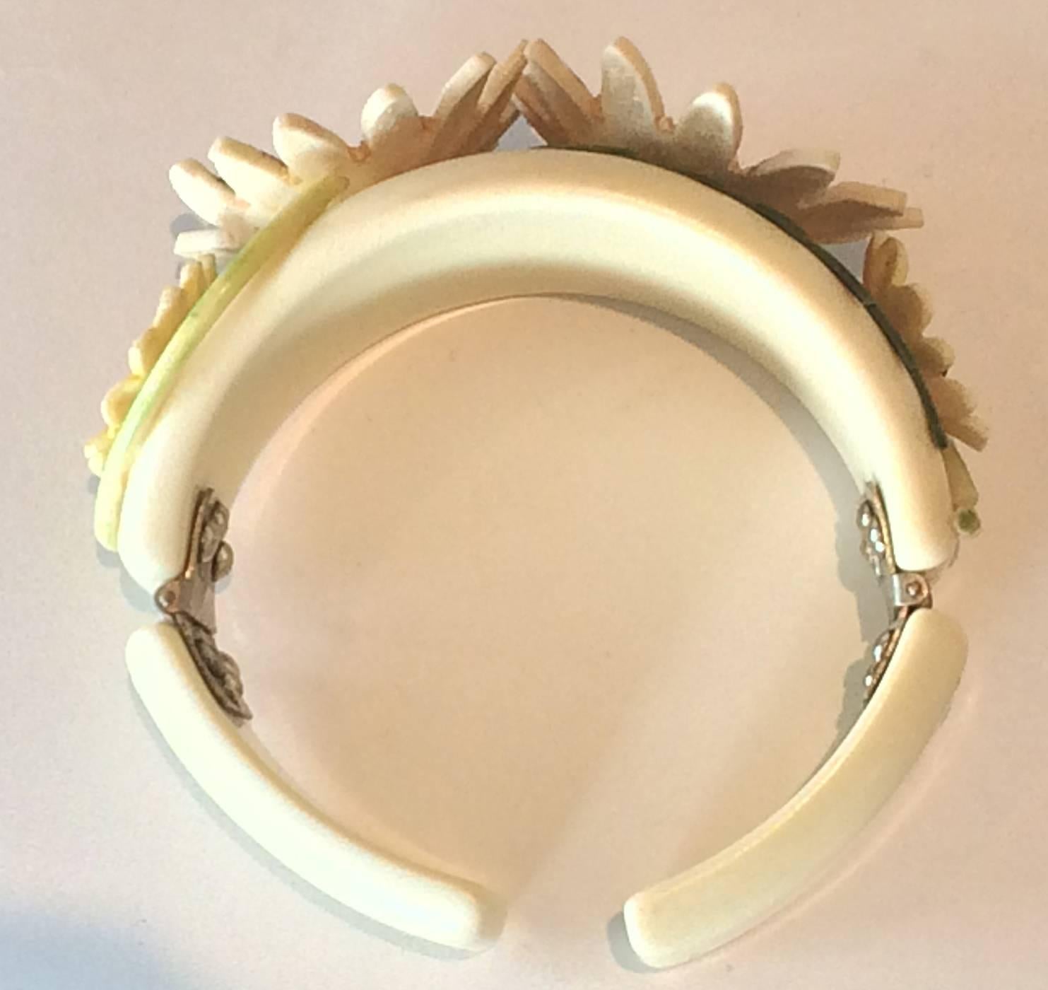 Rare Art Deco bakelite double hinged Daisy flower clamper bracelet 1