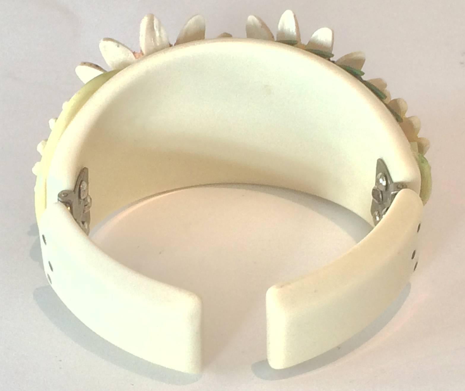 Rare Art Deco bakelite double hinged Daisy flower clamper bracelet In Excellent Condition In Daylesford, Victoria