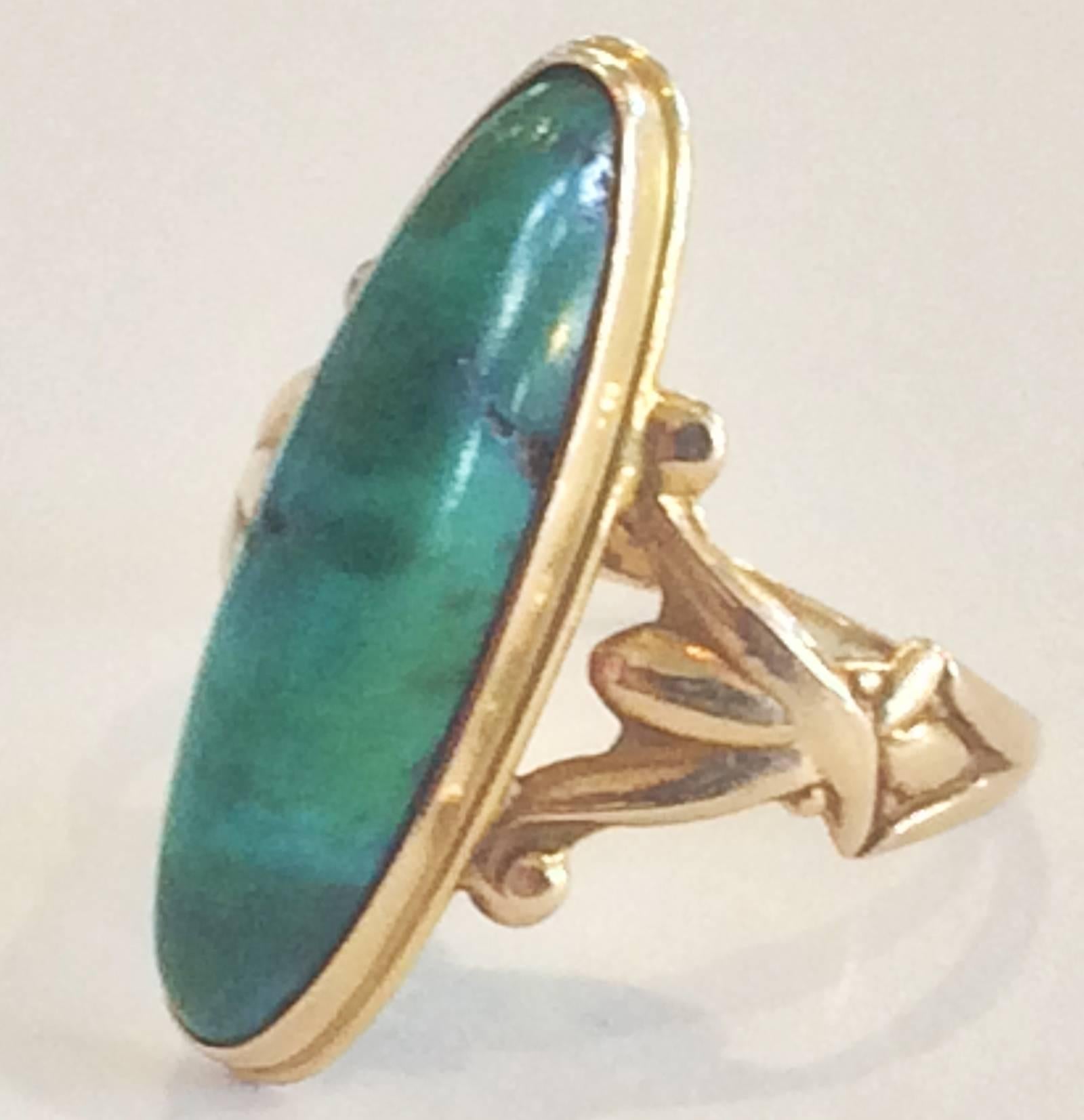 Art Deco Gold Ring, fitted with a full perimeter 