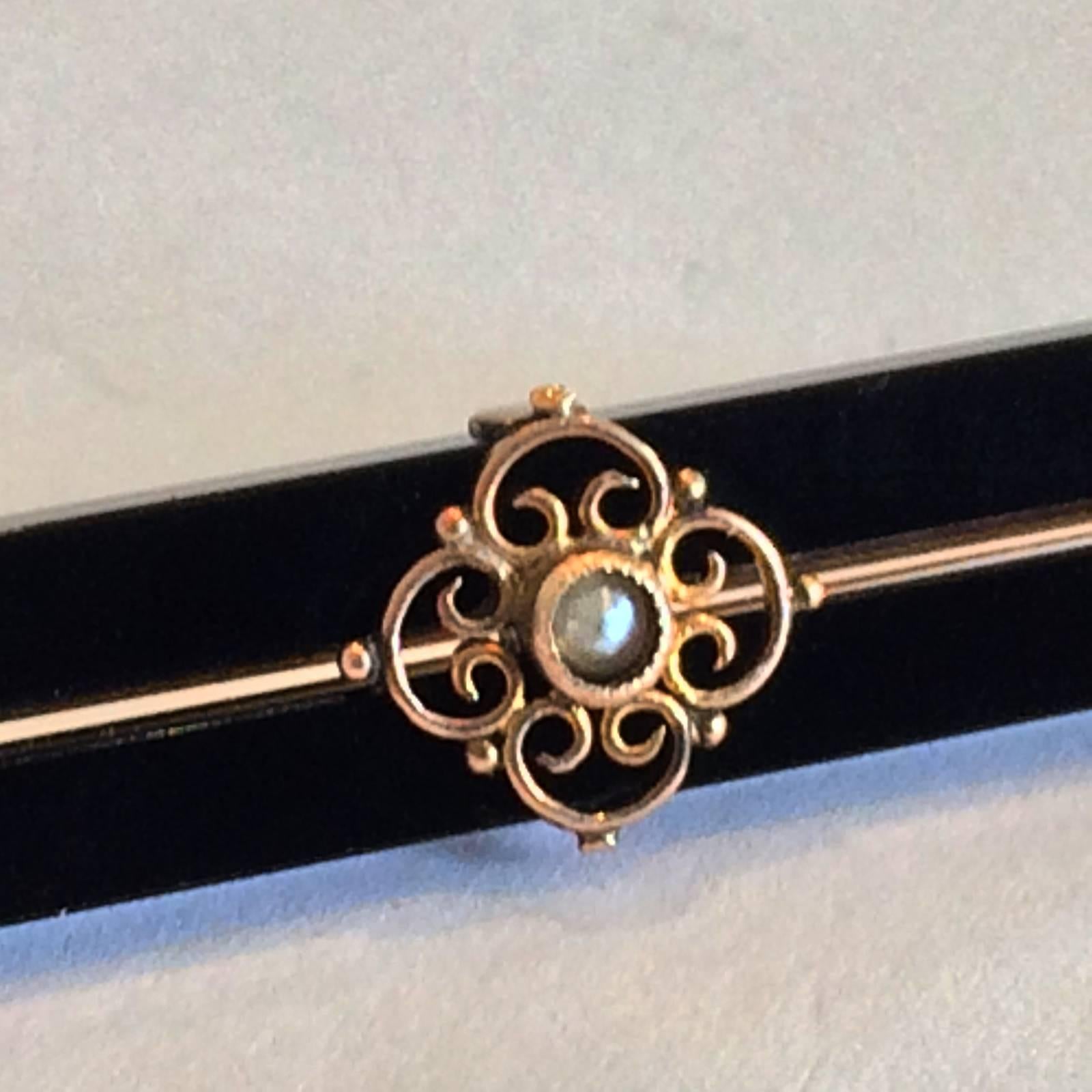 Art Deco 9ct gold Onyx and pearl bar brooch In Excellent Condition In Daylesford, Victoria