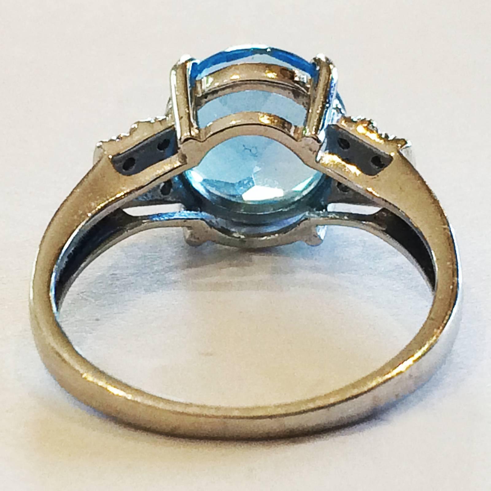Modern Gold ring set with a Topaz and Diamonds In Excellent Condition In Daylesford, Victoria