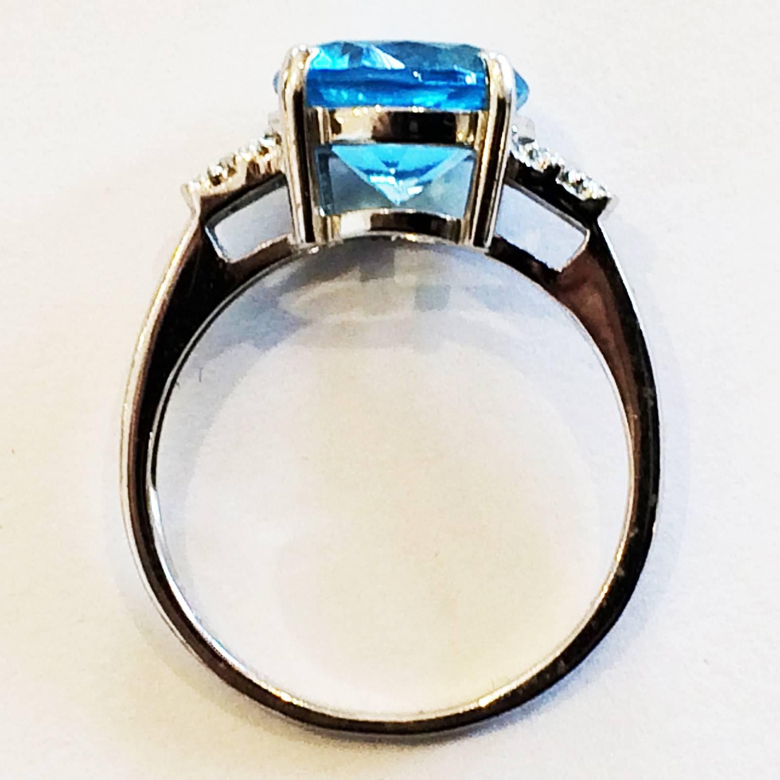 Women's Modern Gold ring set with a Topaz and Diamonds