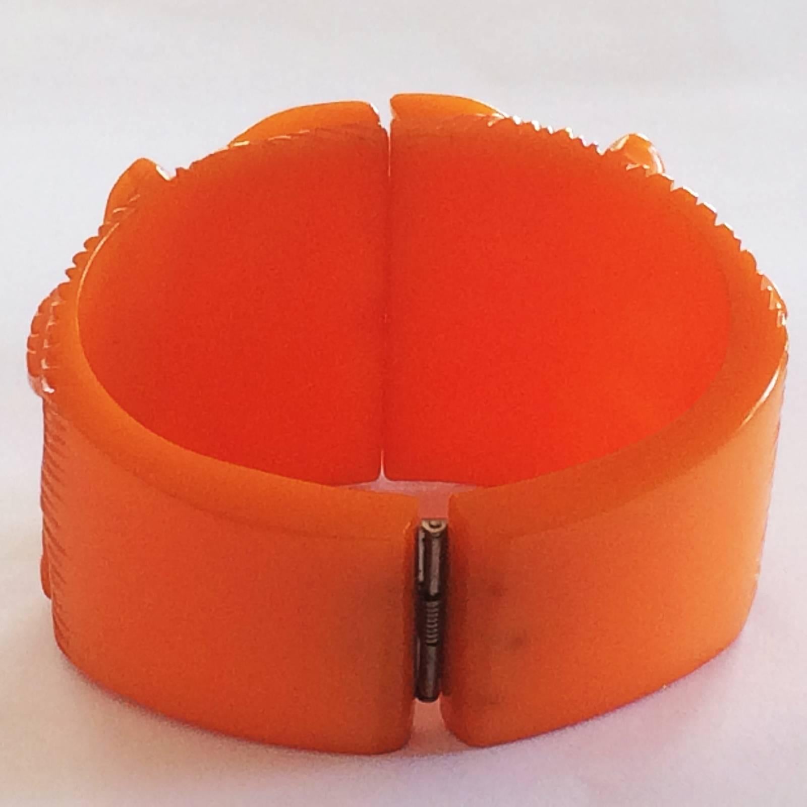 Art Deco Heavily carved orange bakelite clamper hinged bangle In Excellent Condition In Daylesford, Victoria